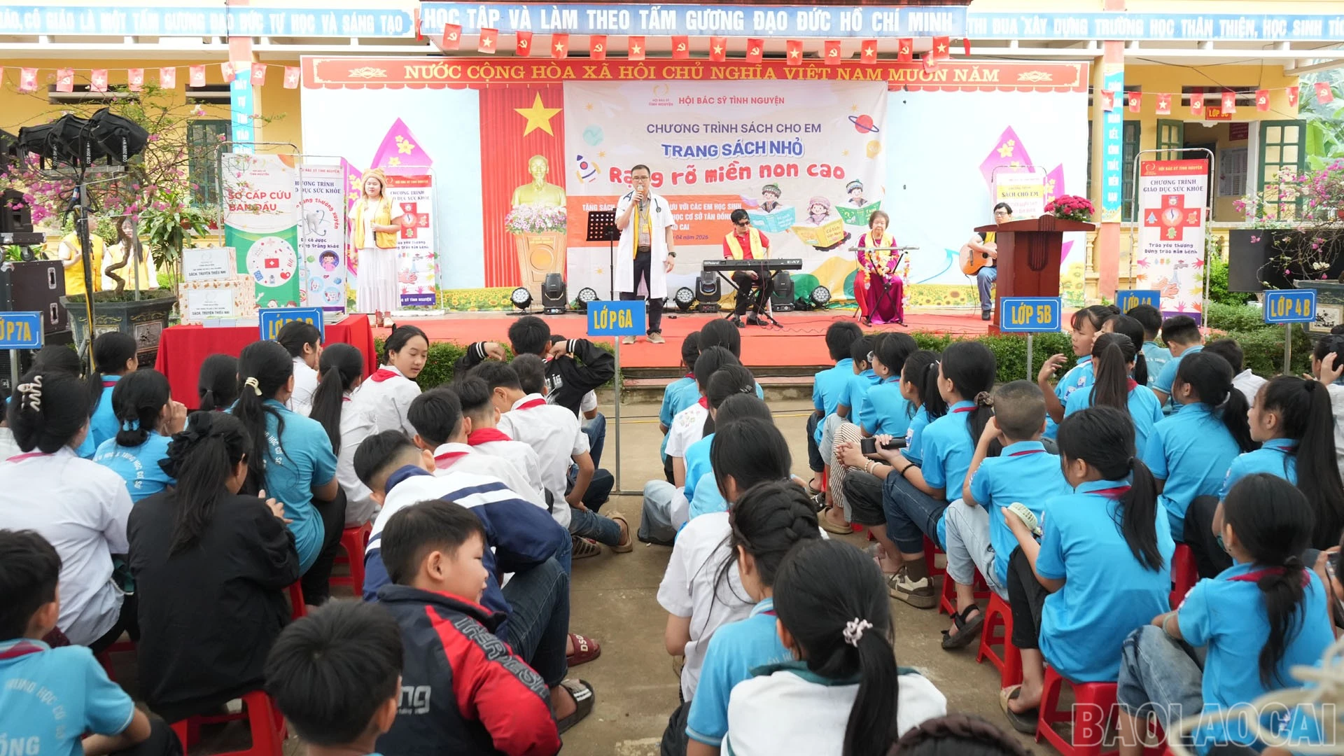 Hoạt động “Trang sách nhỏ - rạng rỡ miền non cao”.