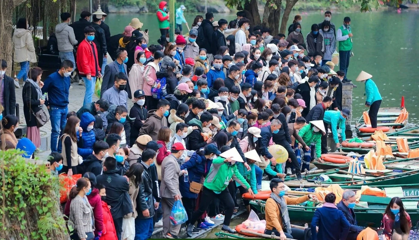 Cảnh đông đúc ở Tràng An (Ninh Bình) dịp nghỉ Tết.