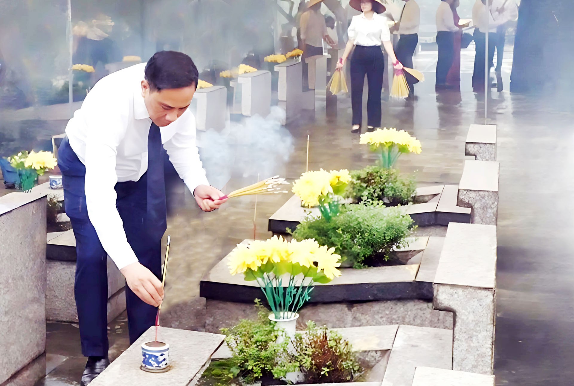 Đồng chí Hoàng Giang, Phó Bí thư Thường trực Tỉnh ủy thắp hương cho các liệt sĩ. ag31.jpg