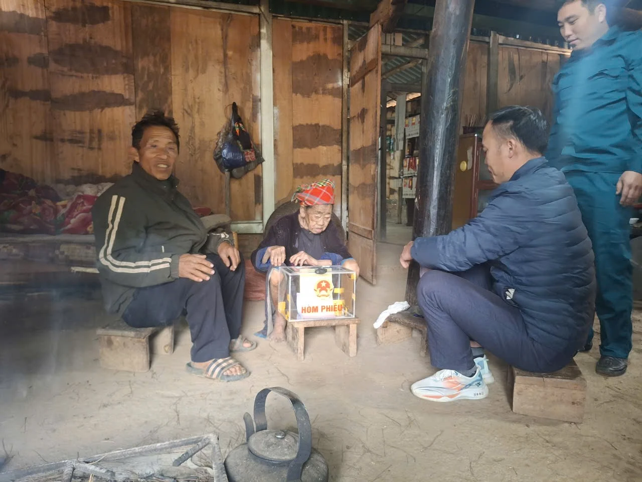 Cử tri Giàng Thị Mỷ, 103 tuổi ở thôn Nả Dề Thàng, xã Khao Mang bỏ phiếu tại nhà. (Ảnh: Minh Huyền)