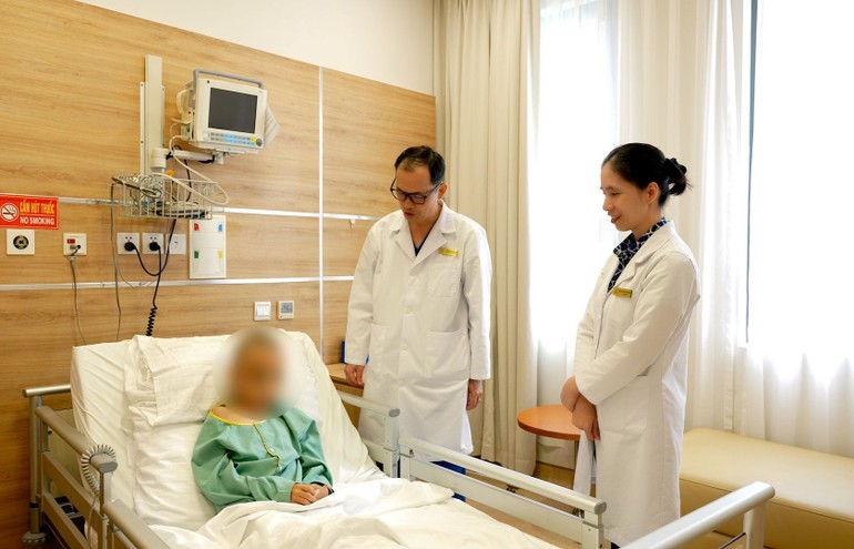 Bé trai hồi phục sau ca phẫu thuật. Bé trai hồi phục sau ca phẫu thuật.