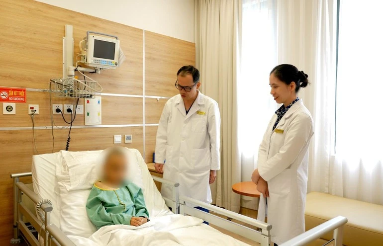 Bé trai hồi phục sau ca phẫu thuật.