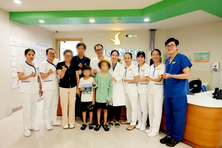 Bệnh nhi và các bác sĩ tại Bệnh viện Vinmec Central Park.