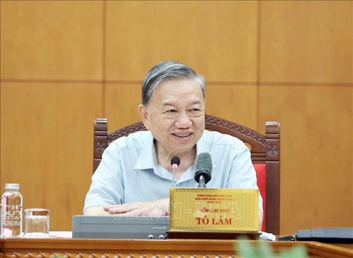 Tổng Bí thư Tô Lâm nêu rõ Bộ Chính trị yêu cầu các địa phương phải bố trí, sắp xếp đủ cán bộ chuyên môn trước ngày 15/10/2025. Tổng Bí thư Tô Lâm nêu rõ Bộ Chính trị yêu cầu các địa phương phải bố trí, sắp xếp đủ cán bộ chuyên môn trước ngày 15/10/2025.