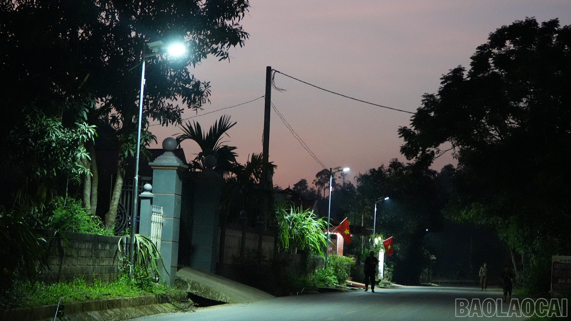 Công trình hoàn thành với 50 bóng đèn năng lượng mặt trời, chiều dài tuyến gần 2,5km. baolaocai-br_30-7-xuanhoa3.jpg