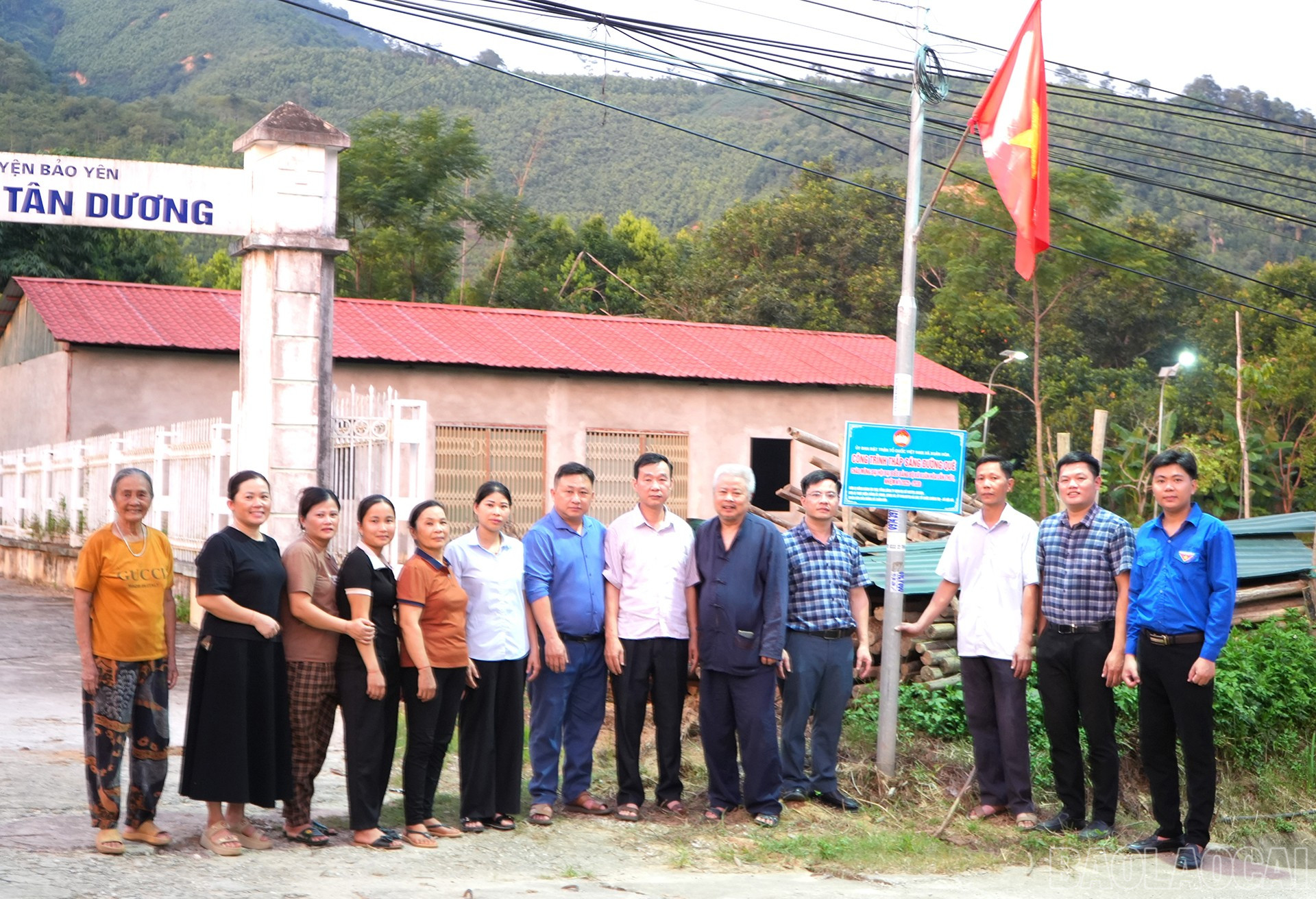 Khánh thành Công trình "Thắp sáng đường quê" tại thôn Mủng, xã Xuân Hòa. baolaocai-br_30-7-xuanhoa4.jpg