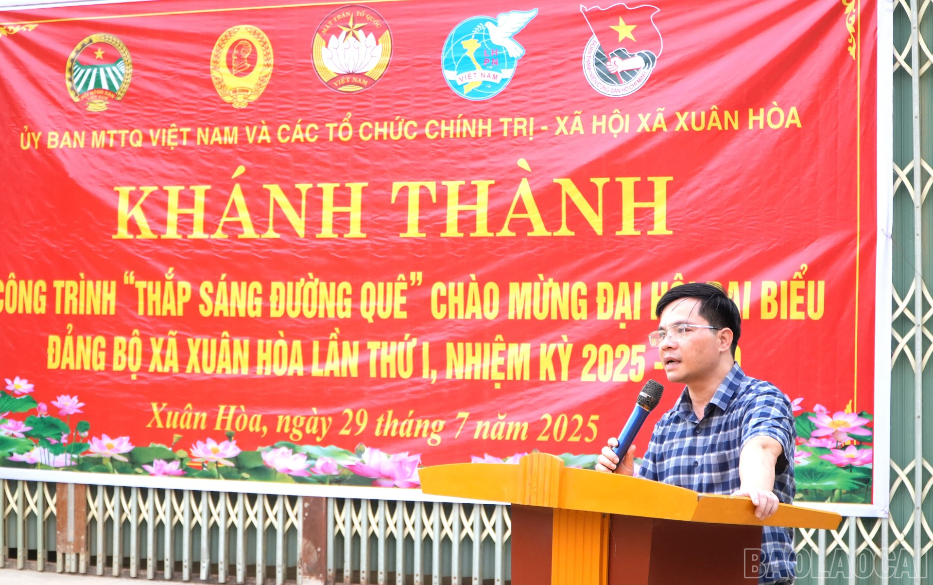 Lãnh đạo xã Xuân Hòa phát biểu tại Lễ khánh thành. baolaocai-br_30-7-xuanhoa5.jpg