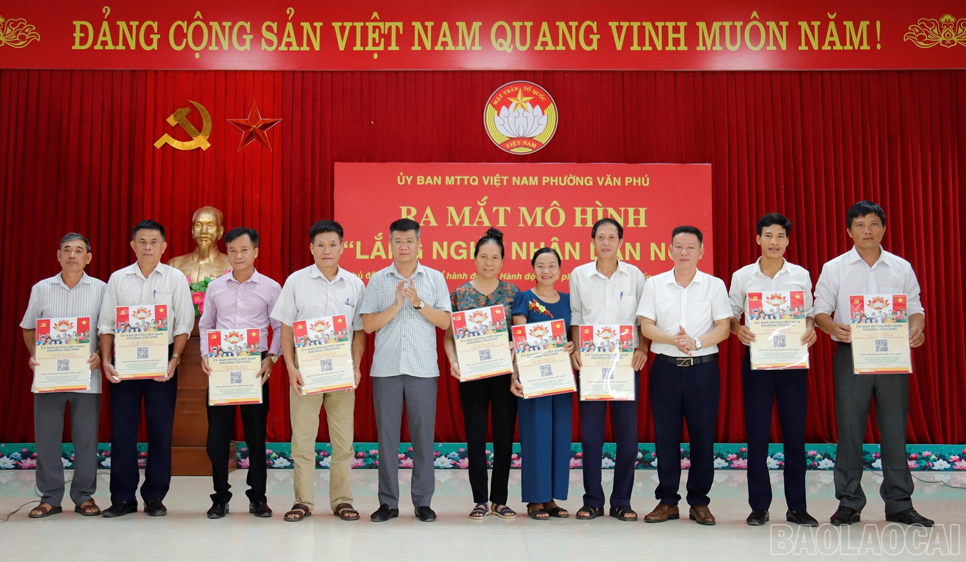 Lãnh đạo Phường Văn Phú trao poster có mã QR đường link “Lắng nghe Nhân dân nói”. baolaocai-br_30-7-vanphu4.jpg