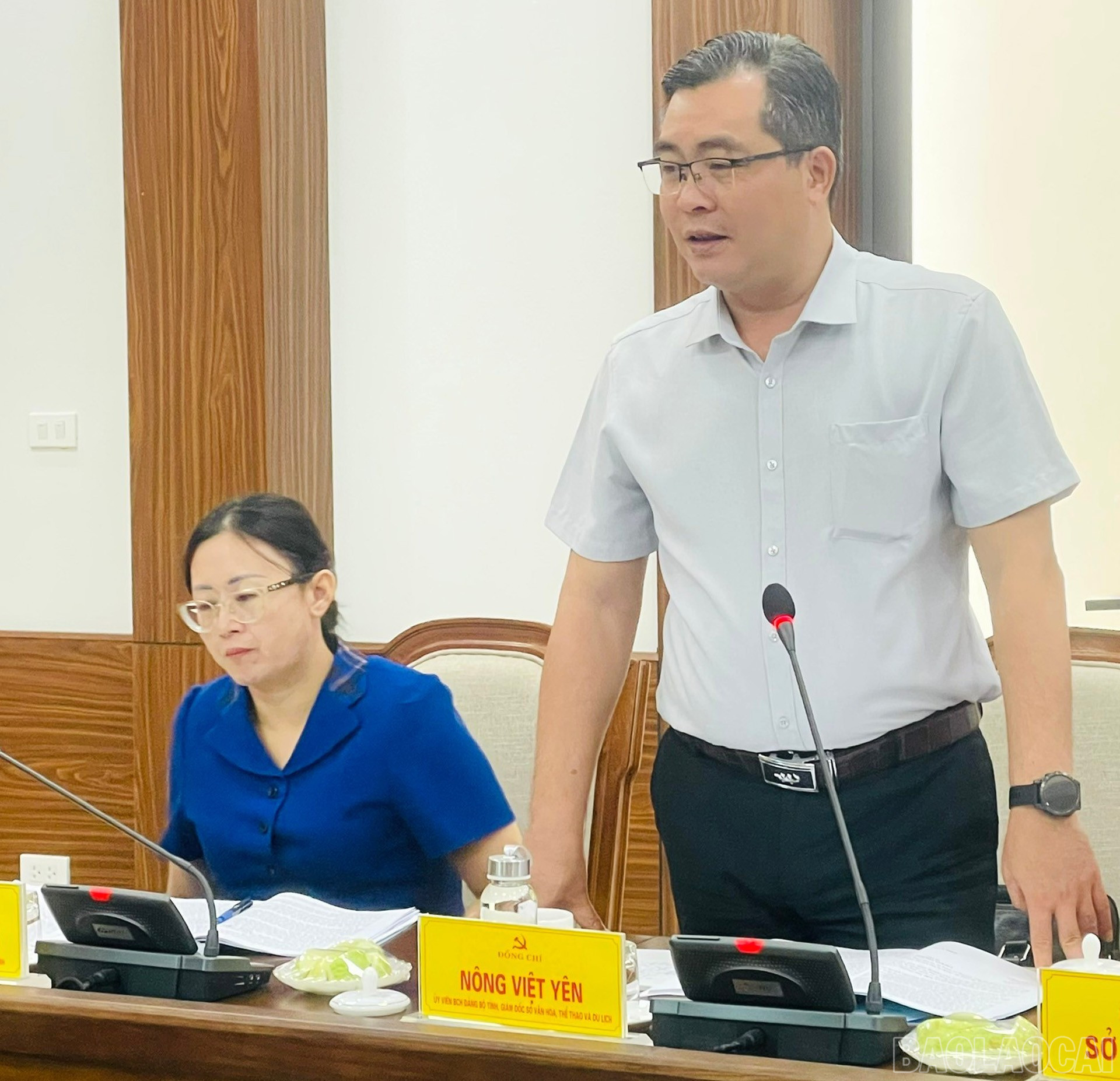 Lãnh đạo Sở Văn hóa, Thể thao và Du lịch tham gia góp ý vào văn kiện đại hội Đảng bộ các xã. baolaocai-br_30-7-sovh.jpg
