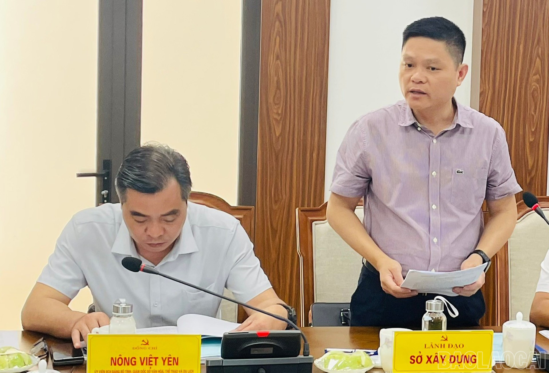 Lãnh đạo Sở Xây dựng tham gia góp ý vào văn kiện đại hội Đảng bộ các xã. baolaocai-br_30-7-so-xd.jpg