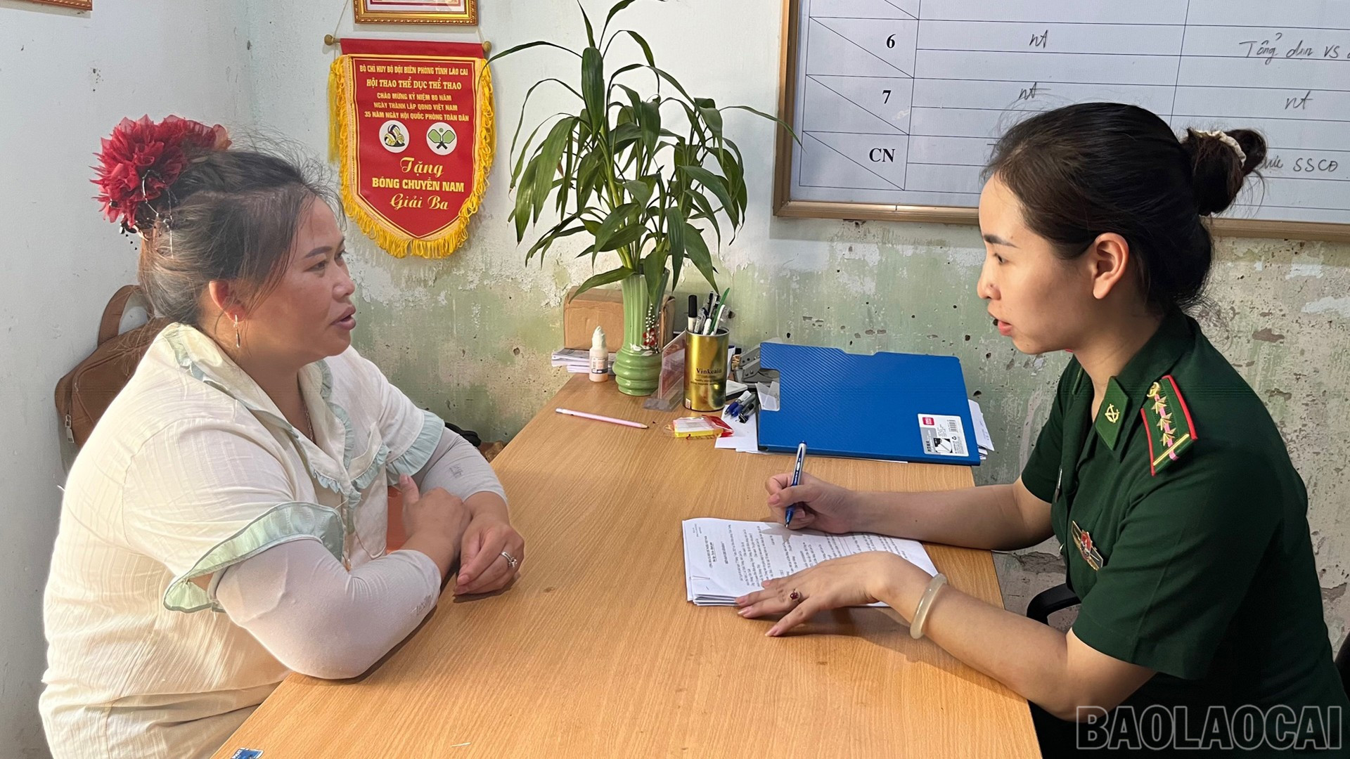 Sùng Thí É tại cơ quan điều tra. baolaocai-br_30-7-e.jpg