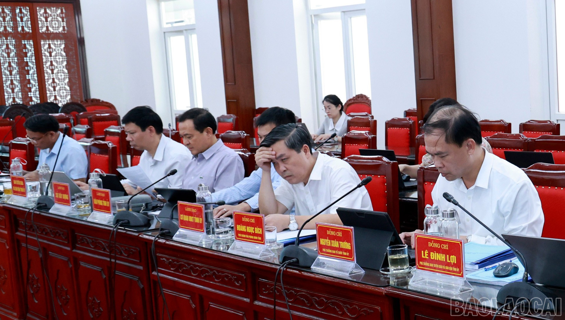 Các đồng chí lãnh đạo sở, ngành của tỉnh tại buổi làm việc. baolaocai-br_30-7-lanhdao.jpg