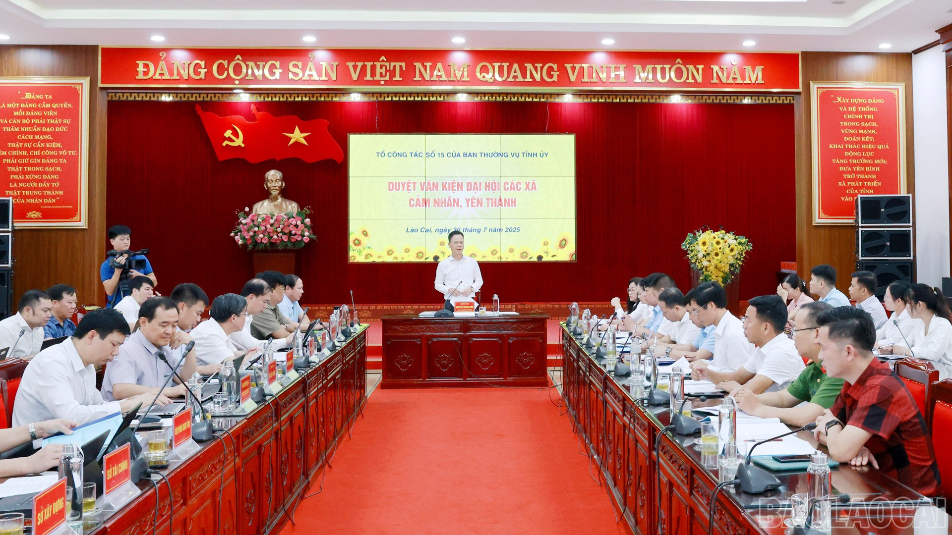 Quang cảnh buổi làm việc. baolaocai-br_30-7-quangcanh1.jpg
