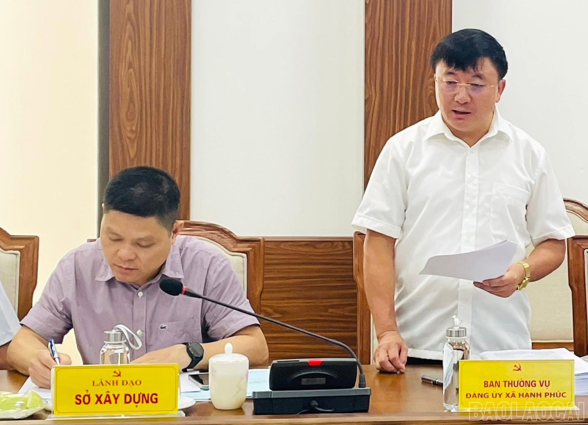 Lãnh đạo Đảng ủy xã Hạnh Phúc báo cáo công tác chuẩn bị văn kiện phục vụ đại hội. baolaocai-br_30-7-ong-tong.jpg
