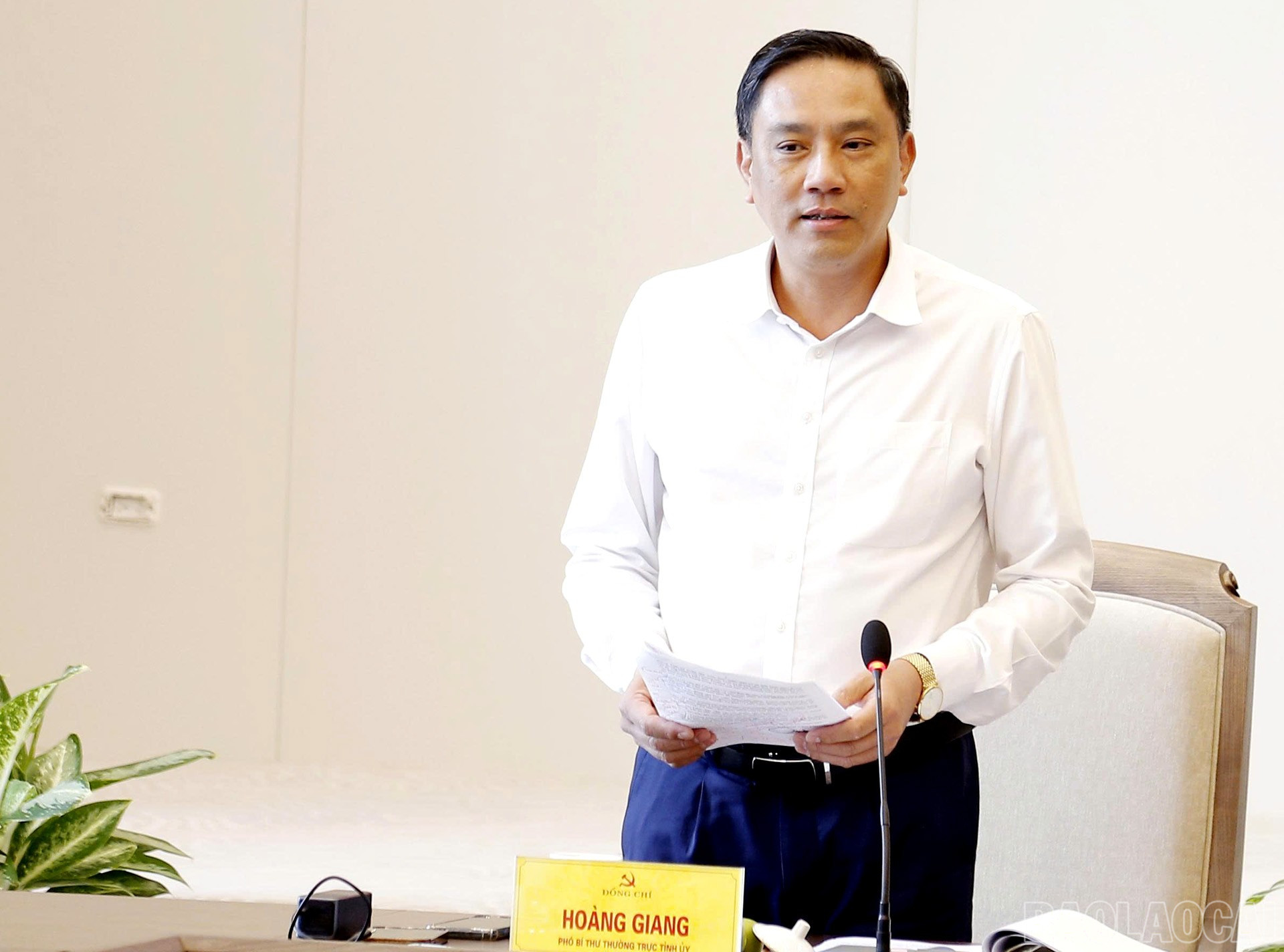 Phó Bí thư Thường trực Tỉnh ủy Hoàng Giang phát biểu tại buổi làm việc. baolaocai-br_30-7-onggiang3333.jpg