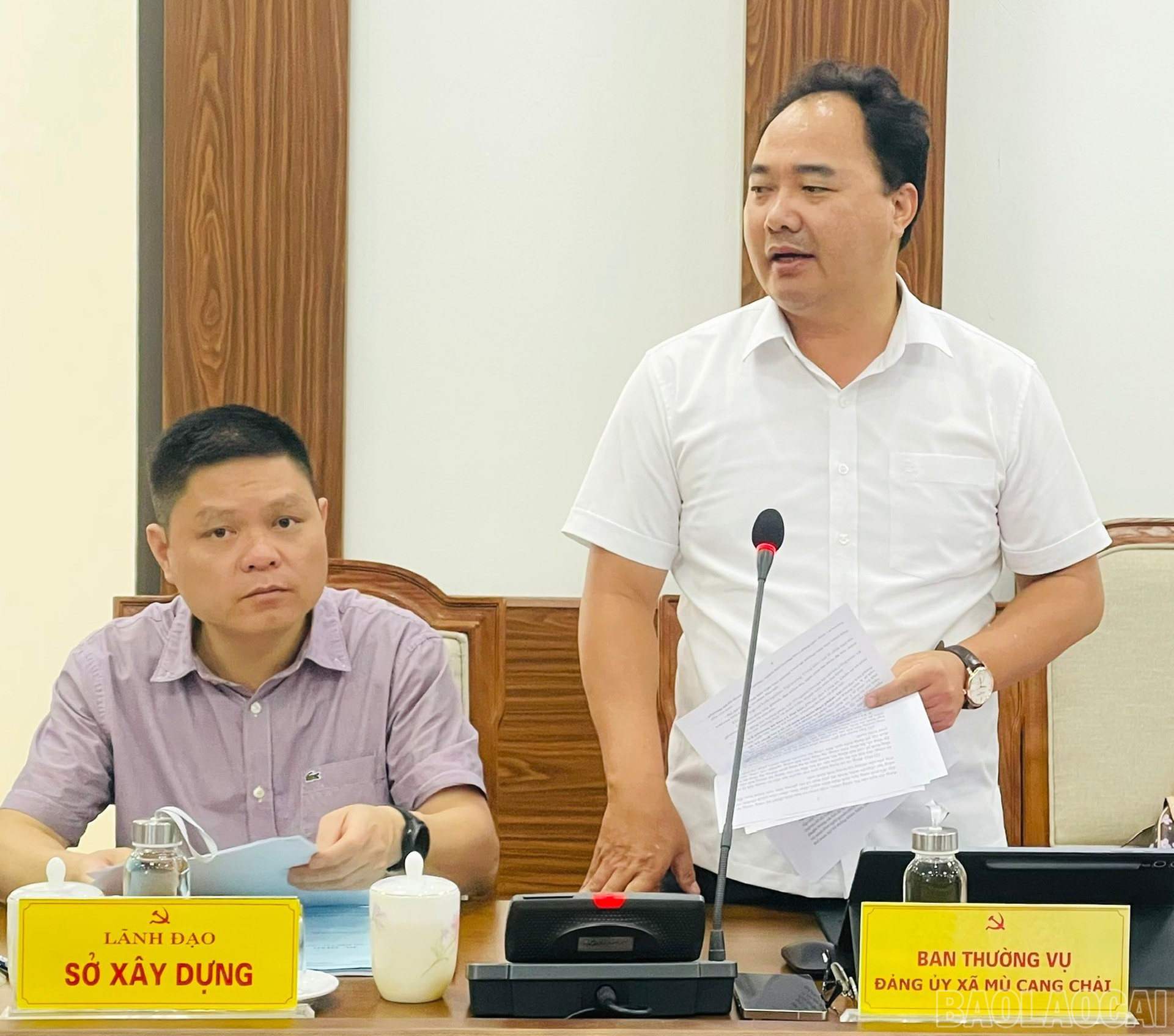 Lãnh đạo Đảng ủy xã Mù Cang Chải báo cáo công tác chuẩn bị văn kiện phục vụ đại hội. baolaocai-br_30-7-ongcau.jpg