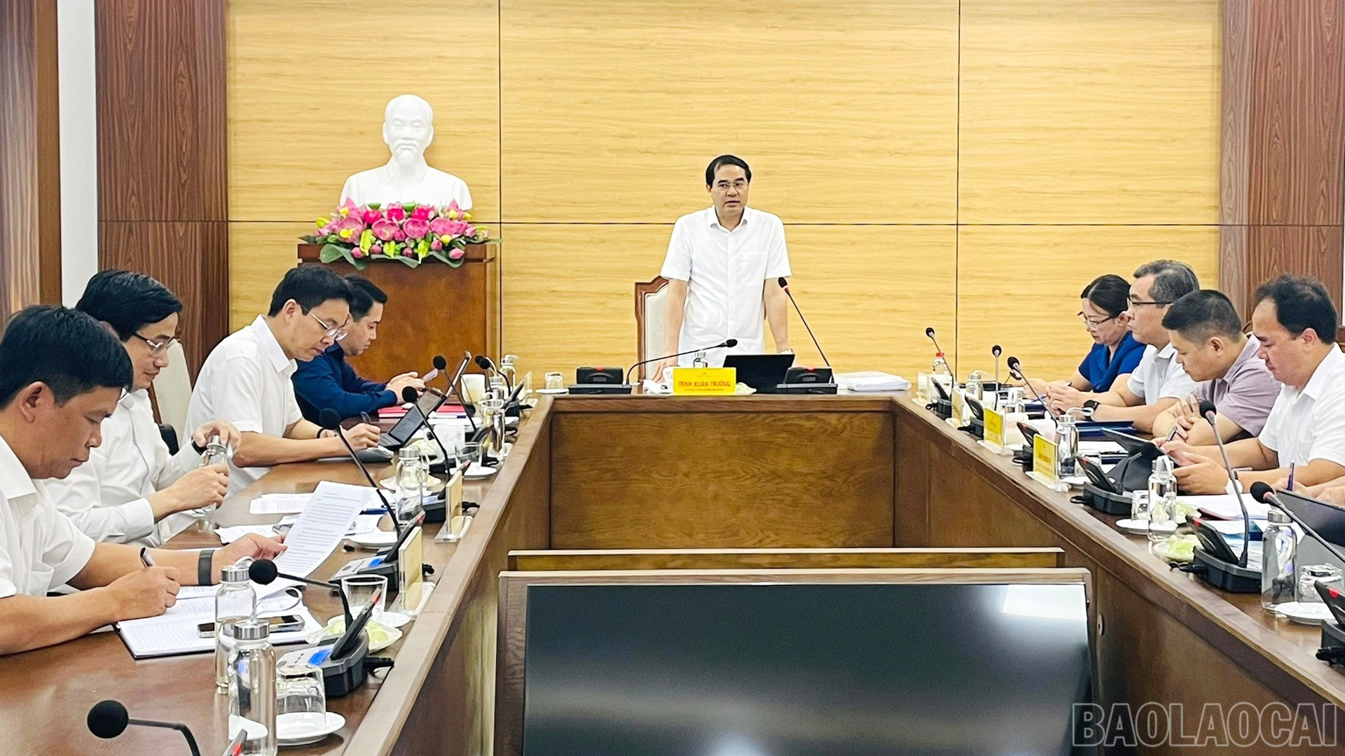 Đồng chí Bí thư Tỉnh ủy, Chủ tịch HĐND tỉnh Trịnh Xuân Trường phát biểu chỉ đạo tại Hội nghị. baolaocai-br_30-7-bithu.jpg