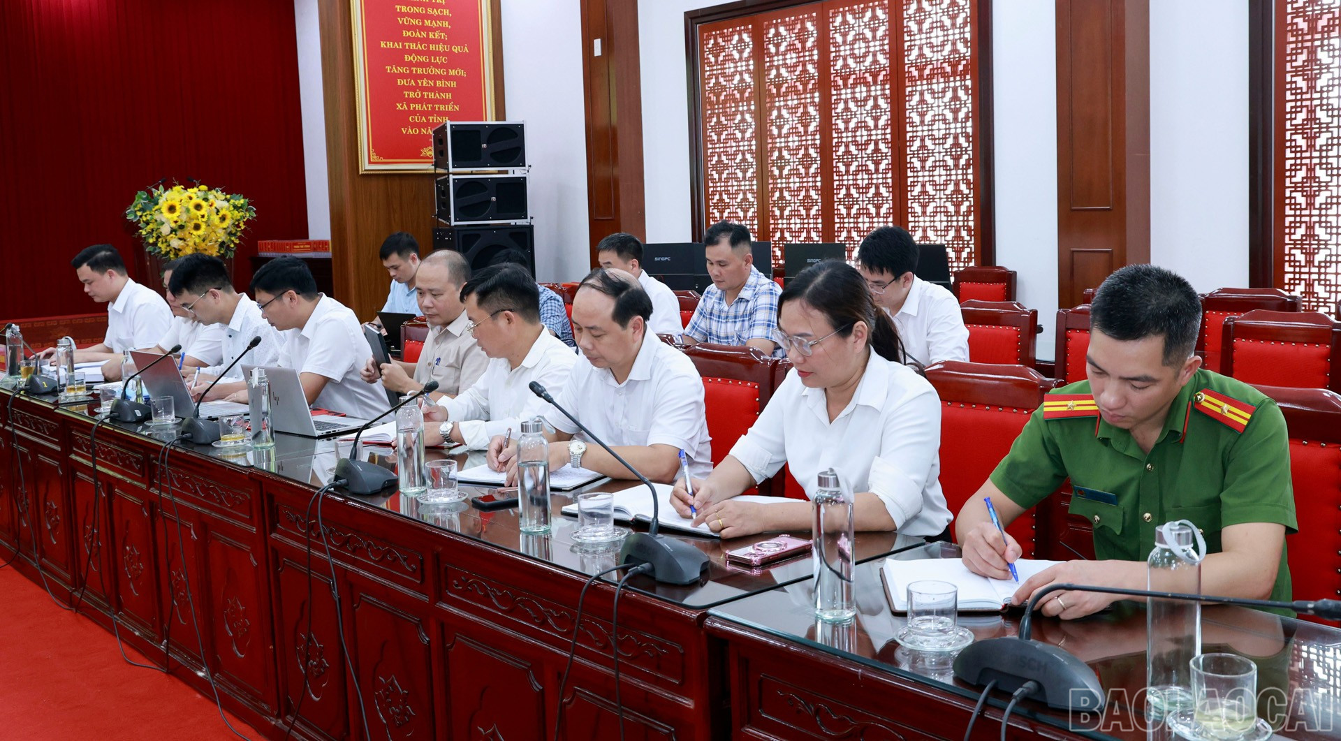 Ban Thường vụ Đảng ủy xã Yên Thành tại buổi làm việc. baolaocai-br_30-7-xayenthanh.jpg