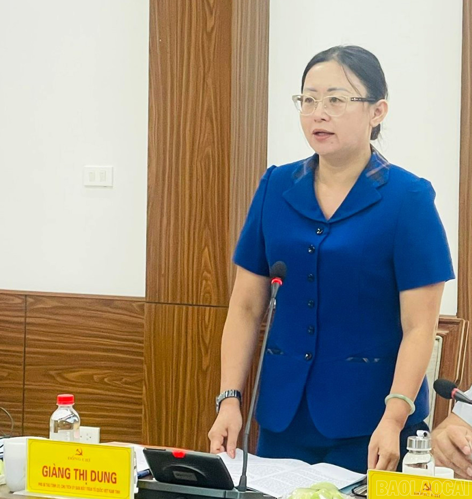 Đồng chí Phó Bí thư Tỉnh ủy Giàng Thị Dung tham gia góp ý vào văn kiện Đại hội Đảng bộ các xã. baolaocai-br_30-7-badung.jpg