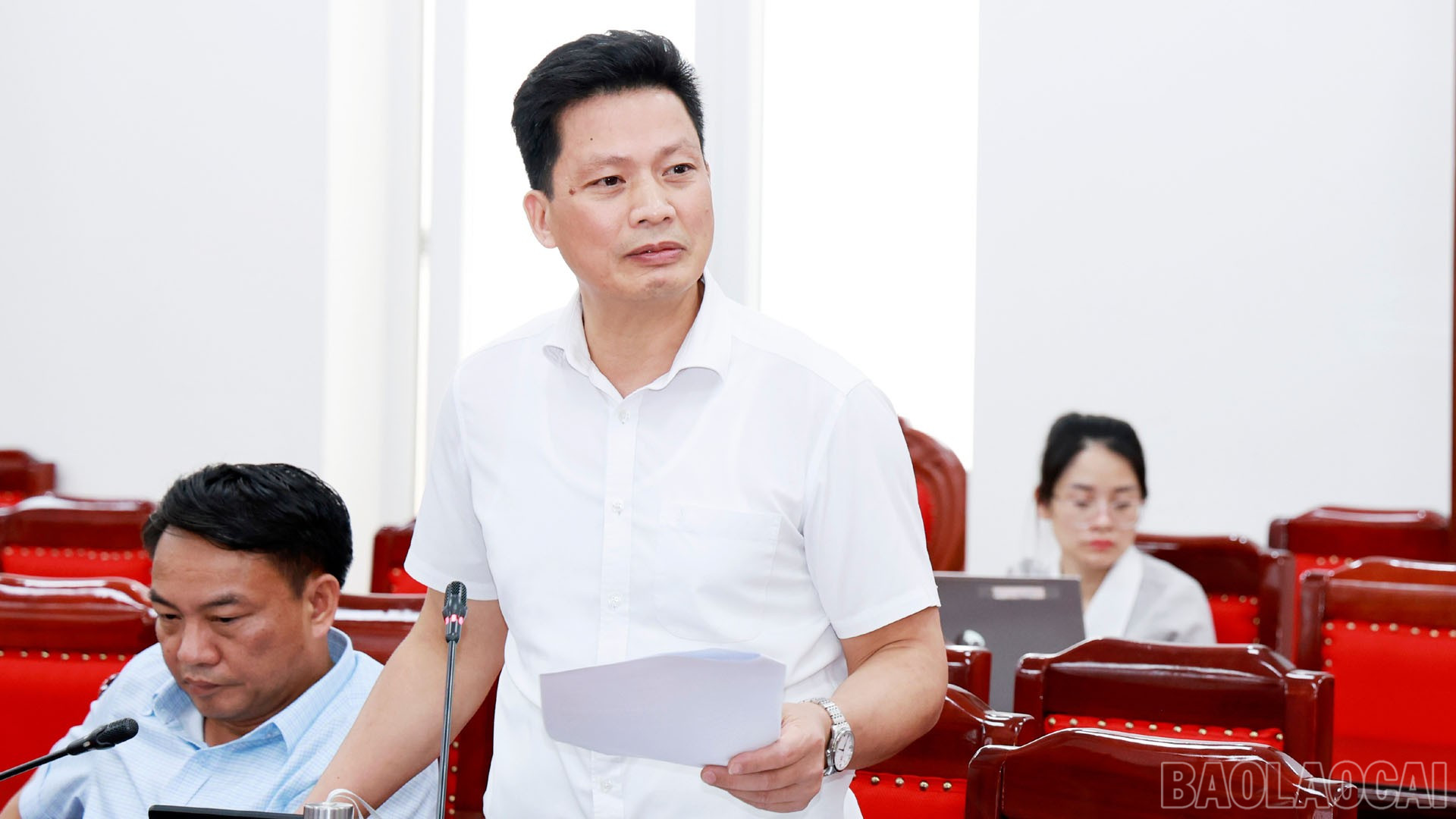 Lãnh đạo Văn phòng UBND tỉnh tham gia ý kiến tại buổi làm việc. baolaocai-br_30-7-baoai1.jpg