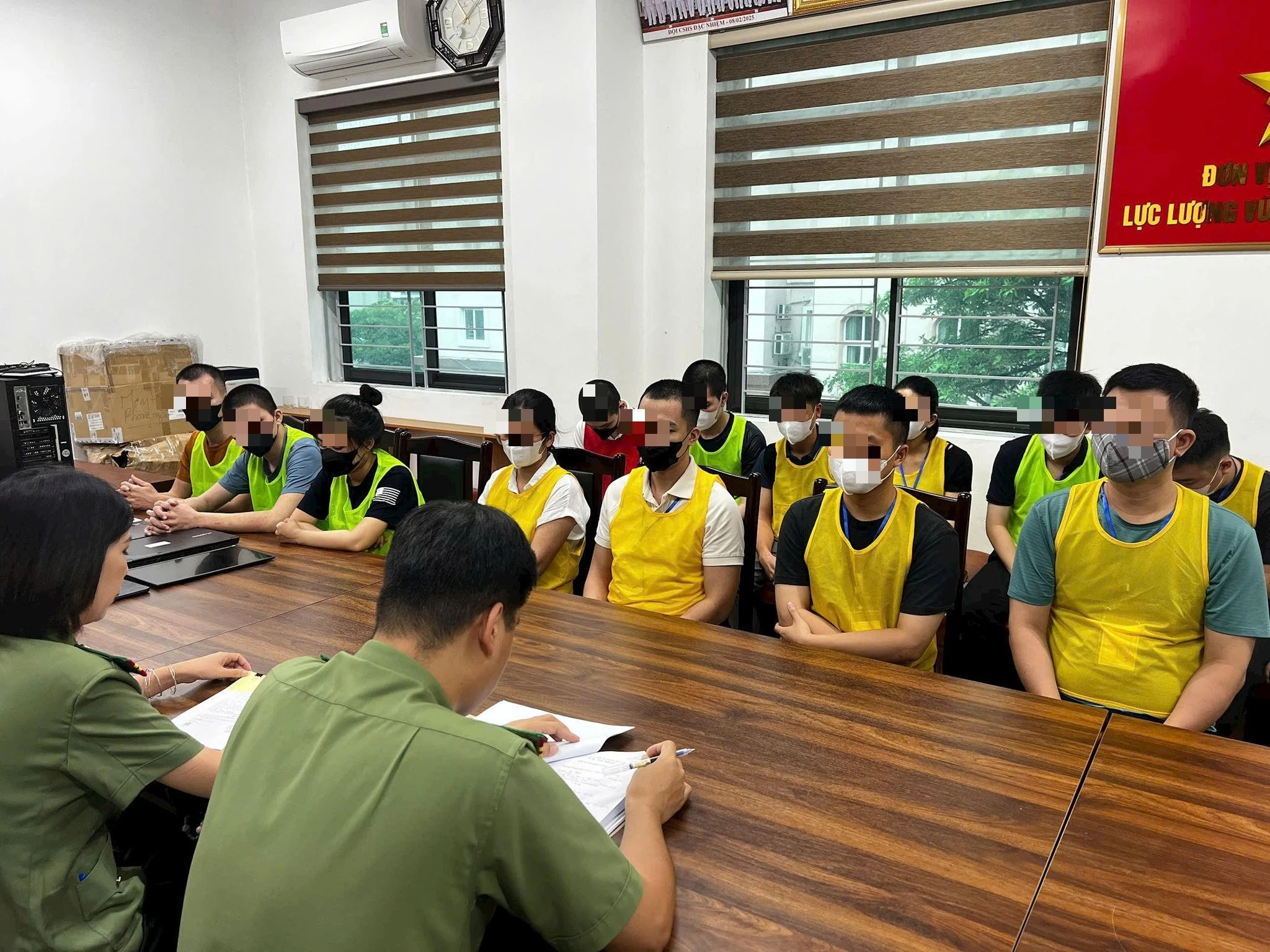 Các đối tượng tại cơ quan công an. Ảnh: Đức Tâm