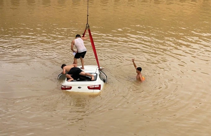 Lực lượng chức năng trục vớt ôtô 5 chỗ dưới sông Đào.