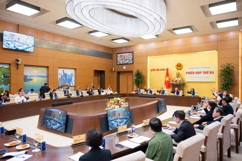 Hội đồng bầu cử quốc gia biểu quyết tại phiên họp. (Ảnh: DUY LINH)