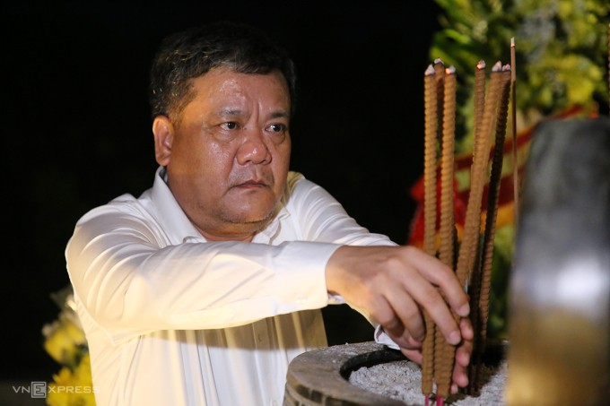 Ông Trần Phong, Chủ tịch tỉnh Quảng Trị, dâng hương tại đài tưởng niệm thành cổ. Ông Trần Phong, Chủ tịch tỉnh Quảng Trị, dâng hương tại đài tưởng niệm thành cổ.
