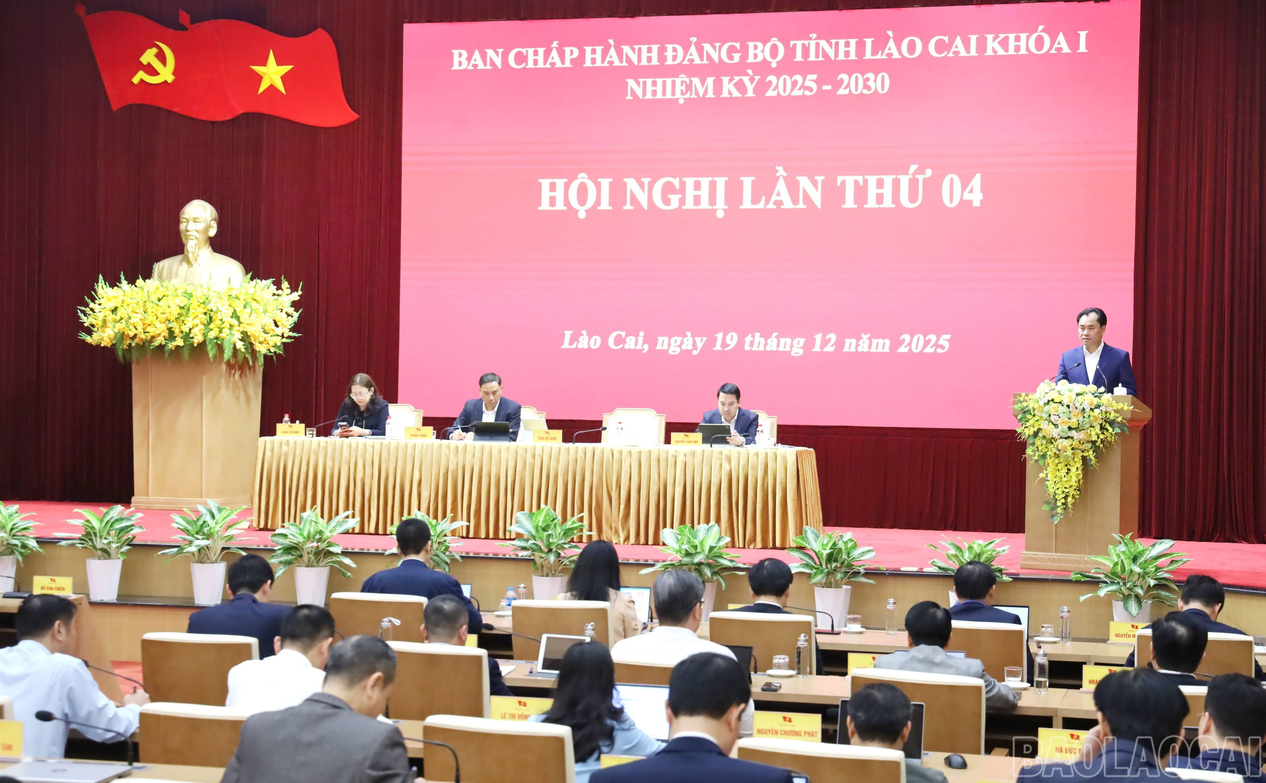 Đồng chí Trịnh Việt Hùng, Ủy viên dự khuyết Ban Chấp hành Trung ương Đảng, Bí thư Tỉnh ủy, Chủ tịch HĐND tỉnh phát biểu chỉ đạo tại Hội nghị Ban Chấp hành Đảng bộ tỉnh Lào Cai lần thứ 4, nhiệm kỳ 2025 - 2030.