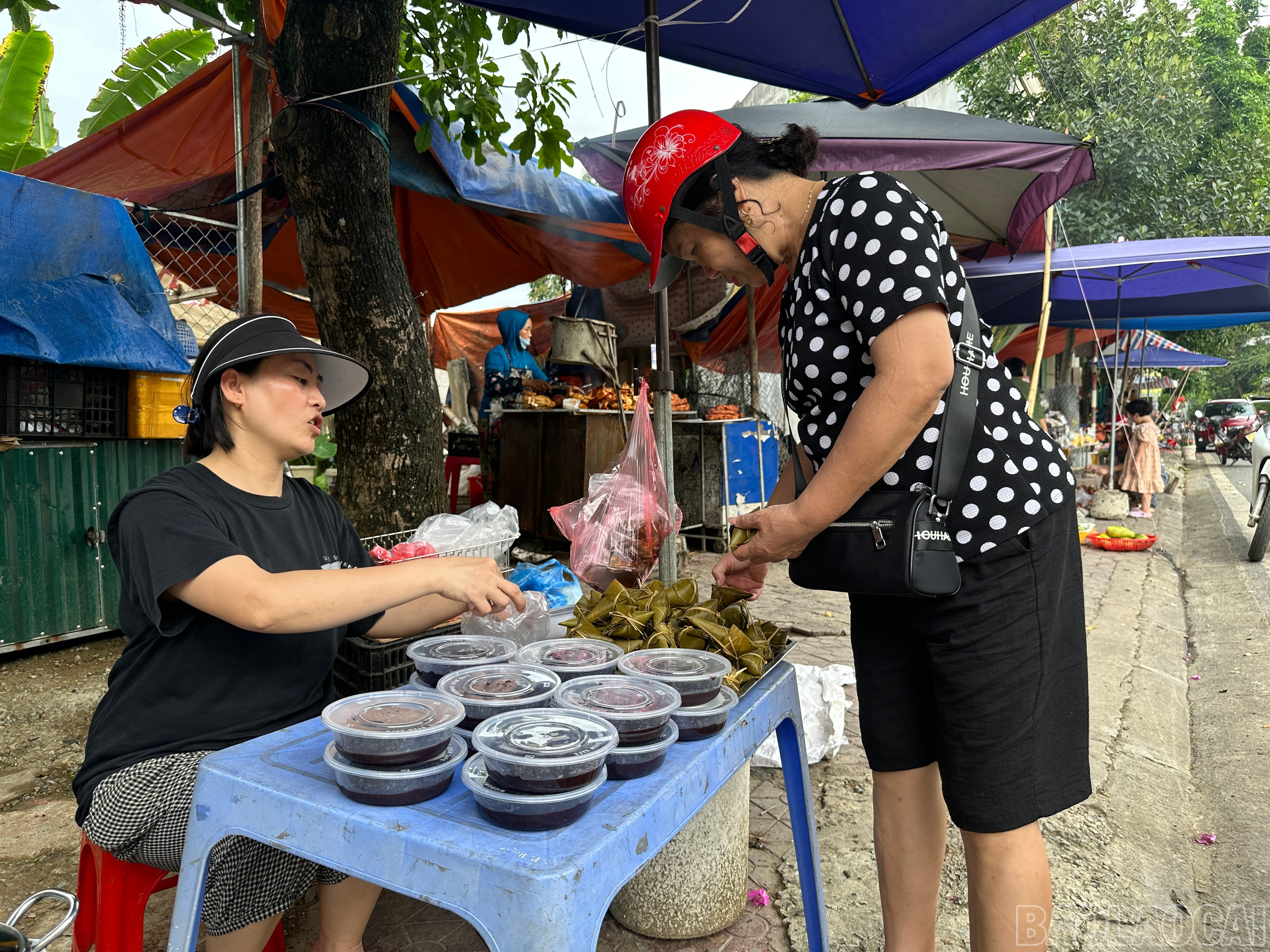 Bánh gio và nếp cẩm được bán nhiều tại chợ Pom Hán. baolaocai-br_1-4.jpg