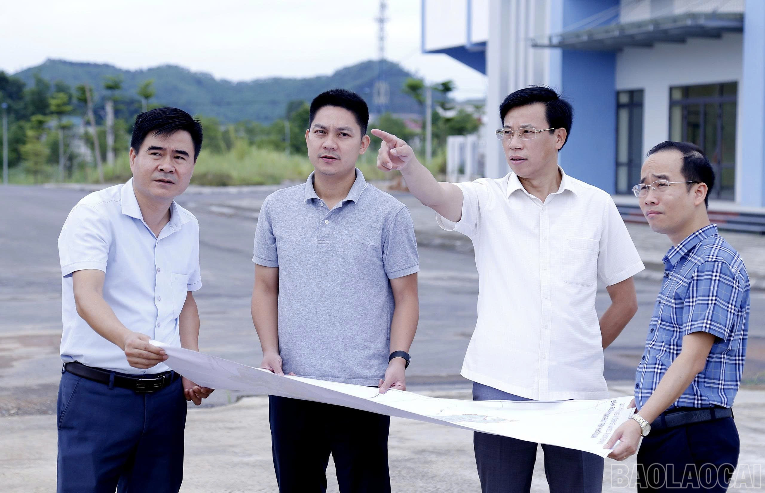 Lãnh đạo chính quyền luôn quan tâm việc phát triển kinh tế - xã hội của địa phương. baolaocai-br_z6822395729815-0bc30479a7b0cd6d2d68d1fc00d7010f.jpg