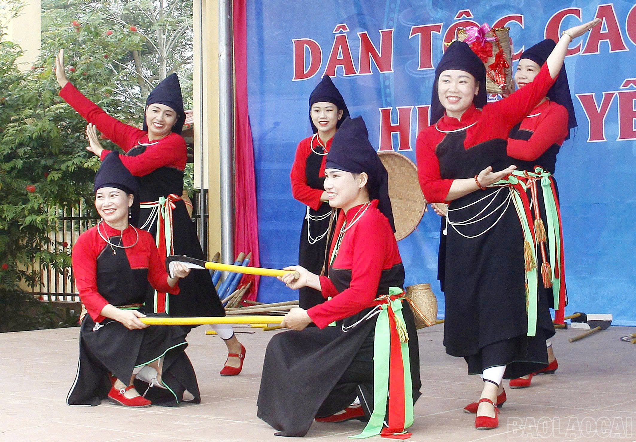 Văn hoá, văn nghệ được quan tâm đầu tư. baolaocai-br_z6822394586856-e8b4f08a05c30ab8c1f9b7767351810d.jpg