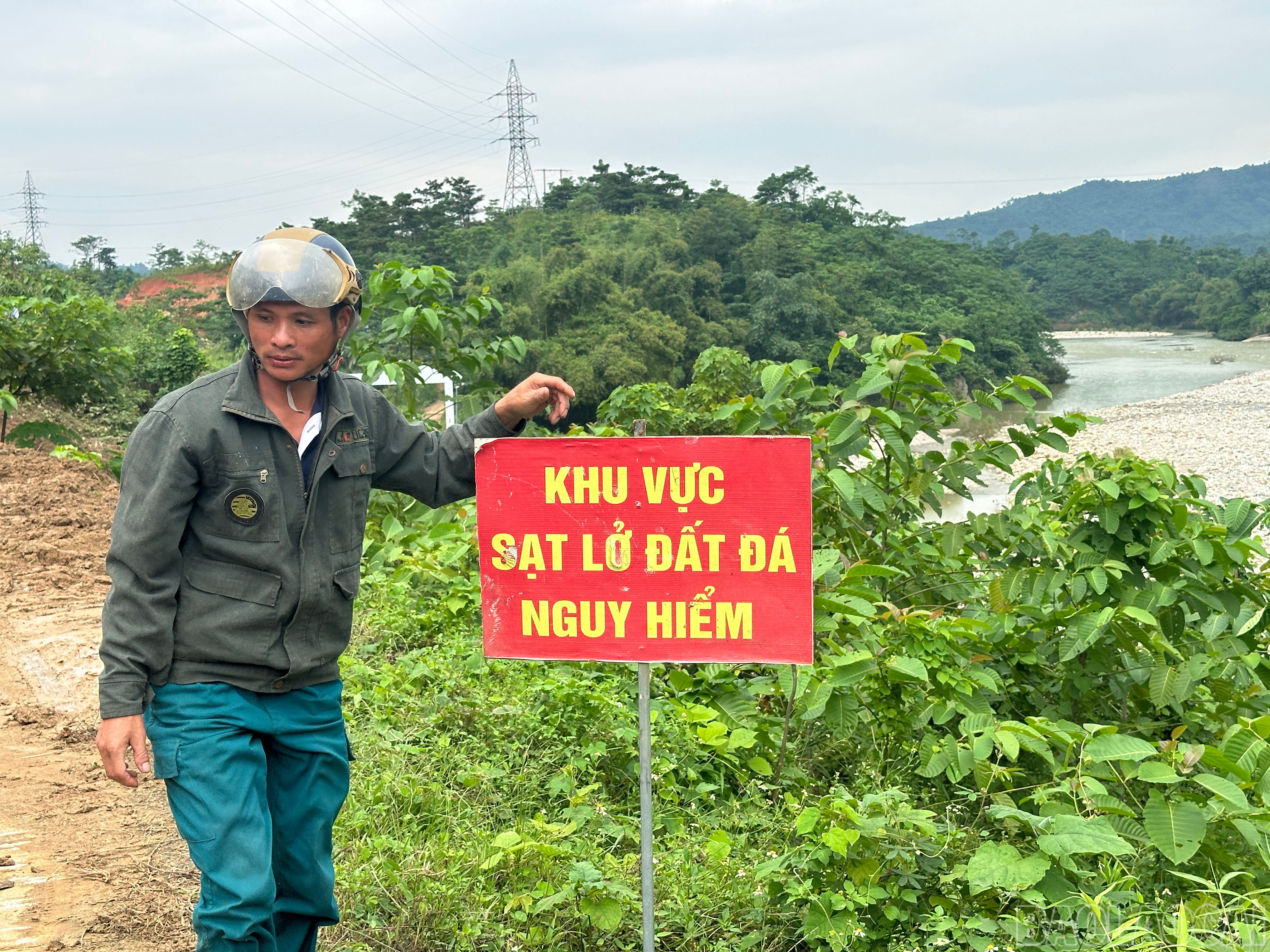 Cắm biển cảnh cáo cho người dân. baolaocai-br_img-5731.jpg