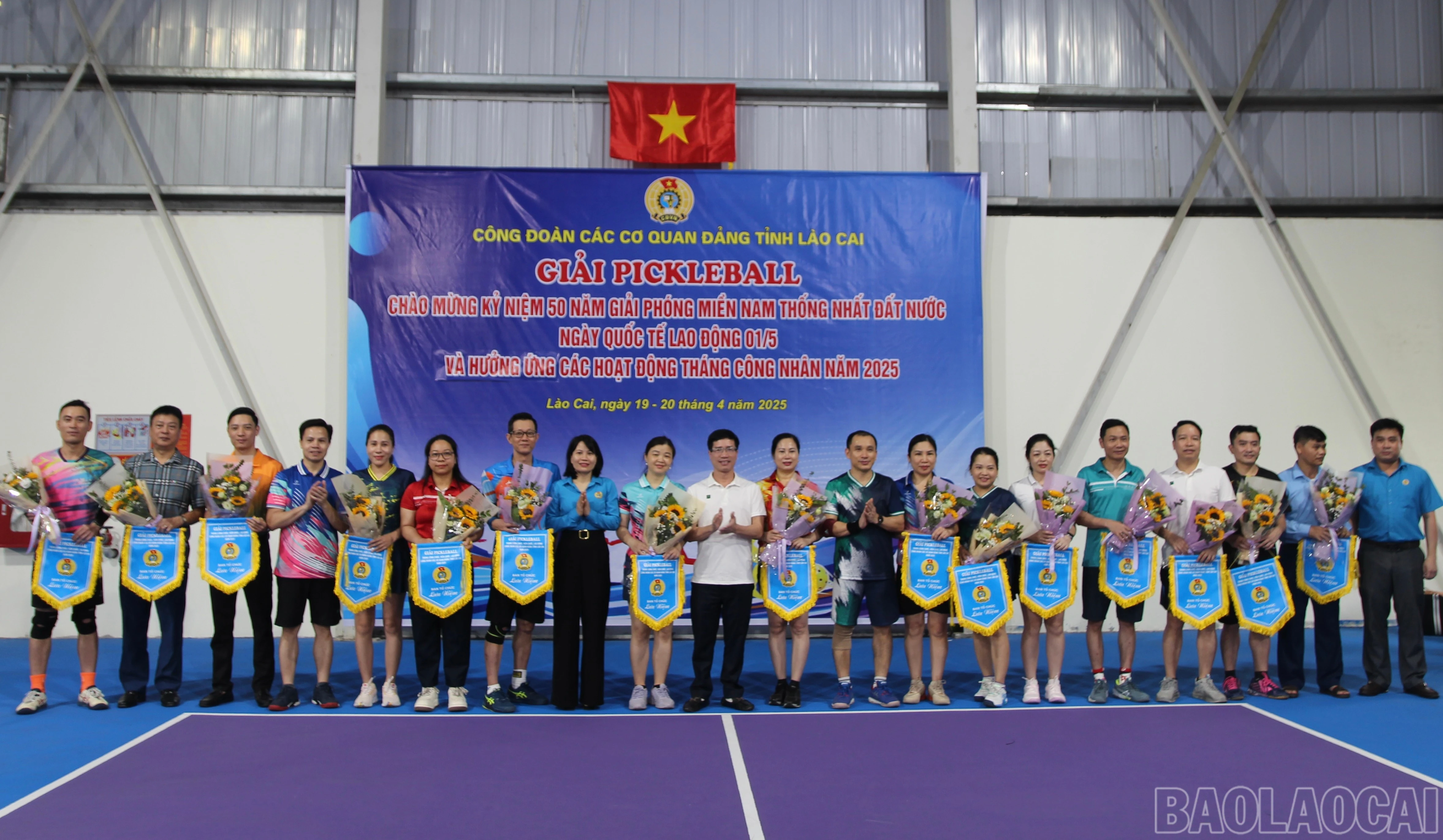 Ban tổ chức trao Cờ lưu niệm và hoa cho đại diện các đoàn.