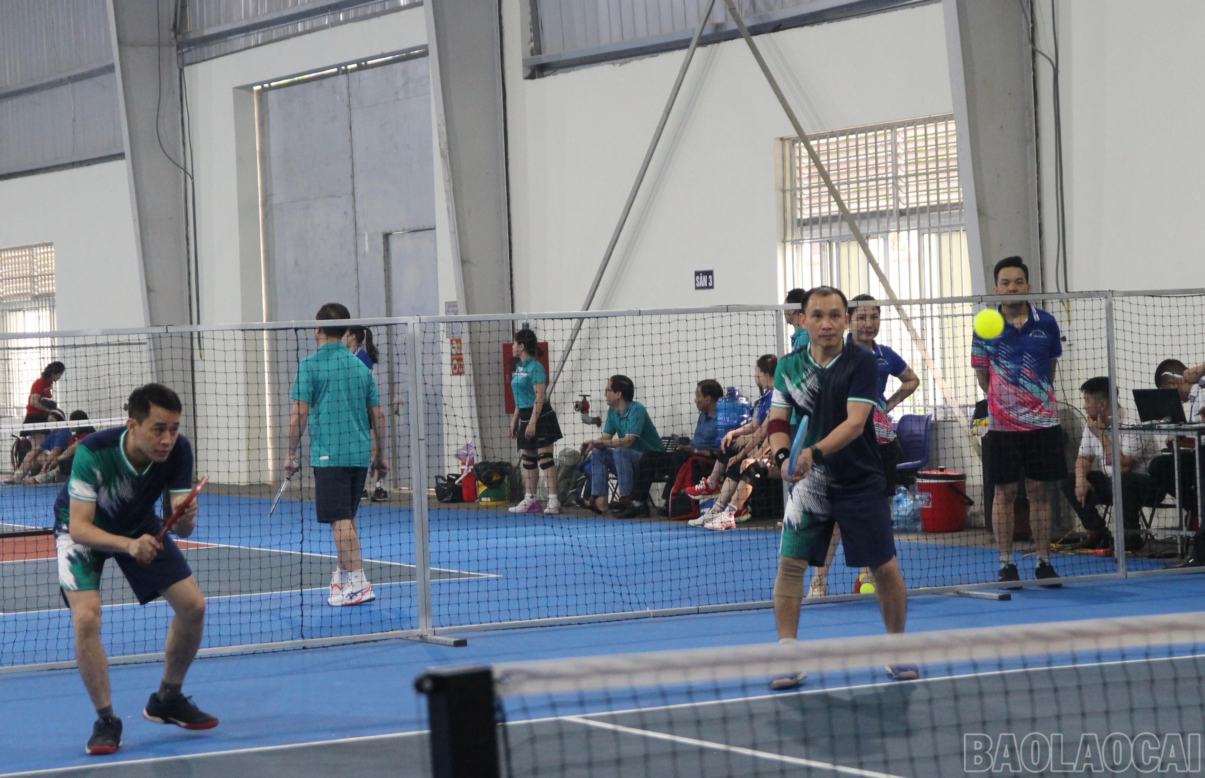 Các vận động viên tham gia sôi nổi, gay cấn ngay từ những trận mở màn.