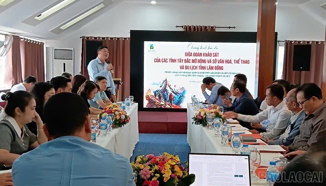 Ông Trần Sơn Bình phát biểu tại buổi hội nghị (ảnh Đoàn công tác cung cấp). baolaocai-br_thu-3.jpg