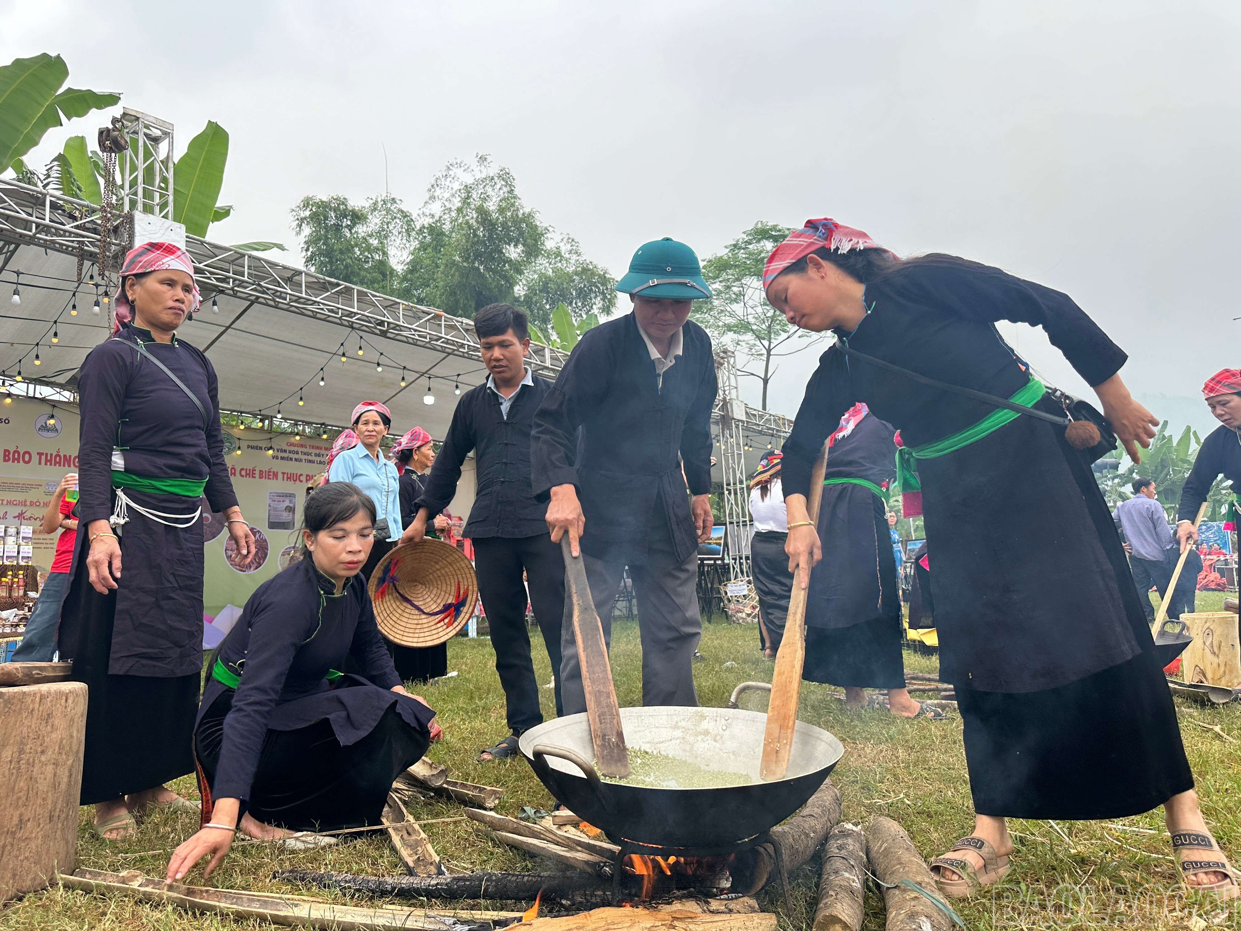 Nhiều hoạt động tại Lễ hội cốm Dương Quỳ thu hút người dân và du khách