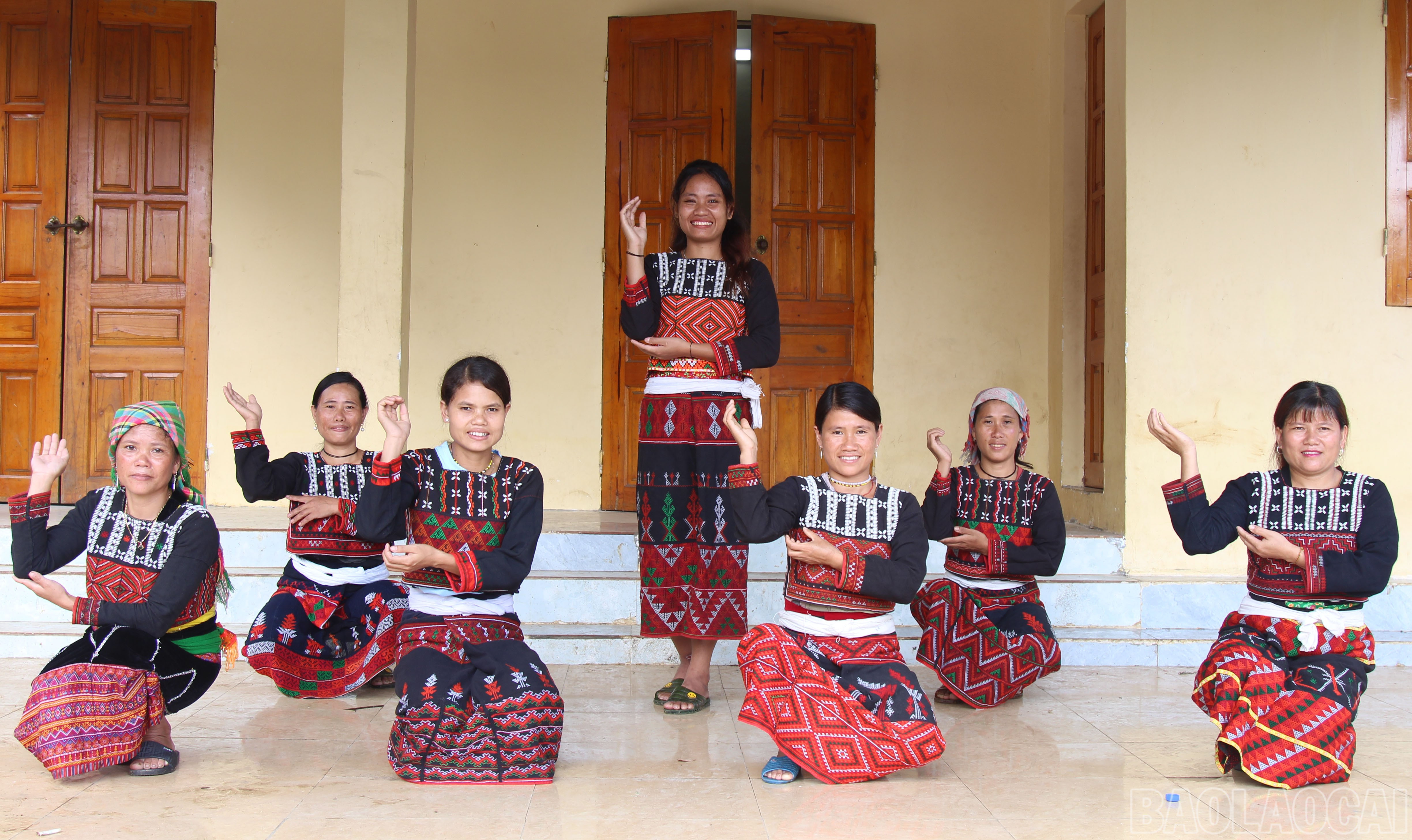 Ngoài phát triển kinh tế, phụ nữ Xá Phó ở Láo Lý còn tham gia các hoạt động văn nghệ, thể thao góp phần nâng cao đời sống tinh thần và tăng sự gắn kết cộng đồng. baolaocai-br_9.jpg