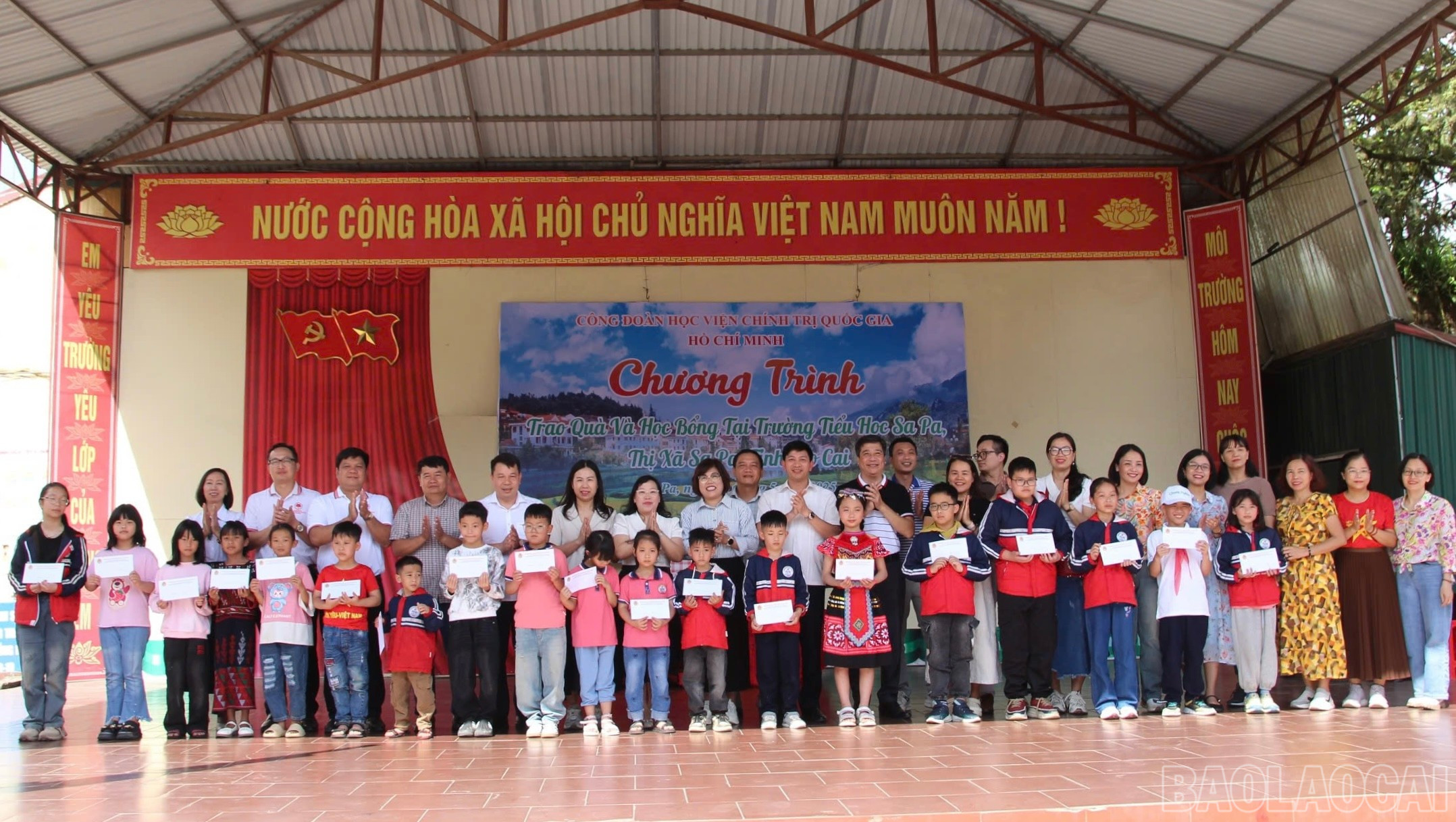 Nhà trường và học sinh nhận quà từ đoàn công tác. baolaocai-br_img-9714.jpg