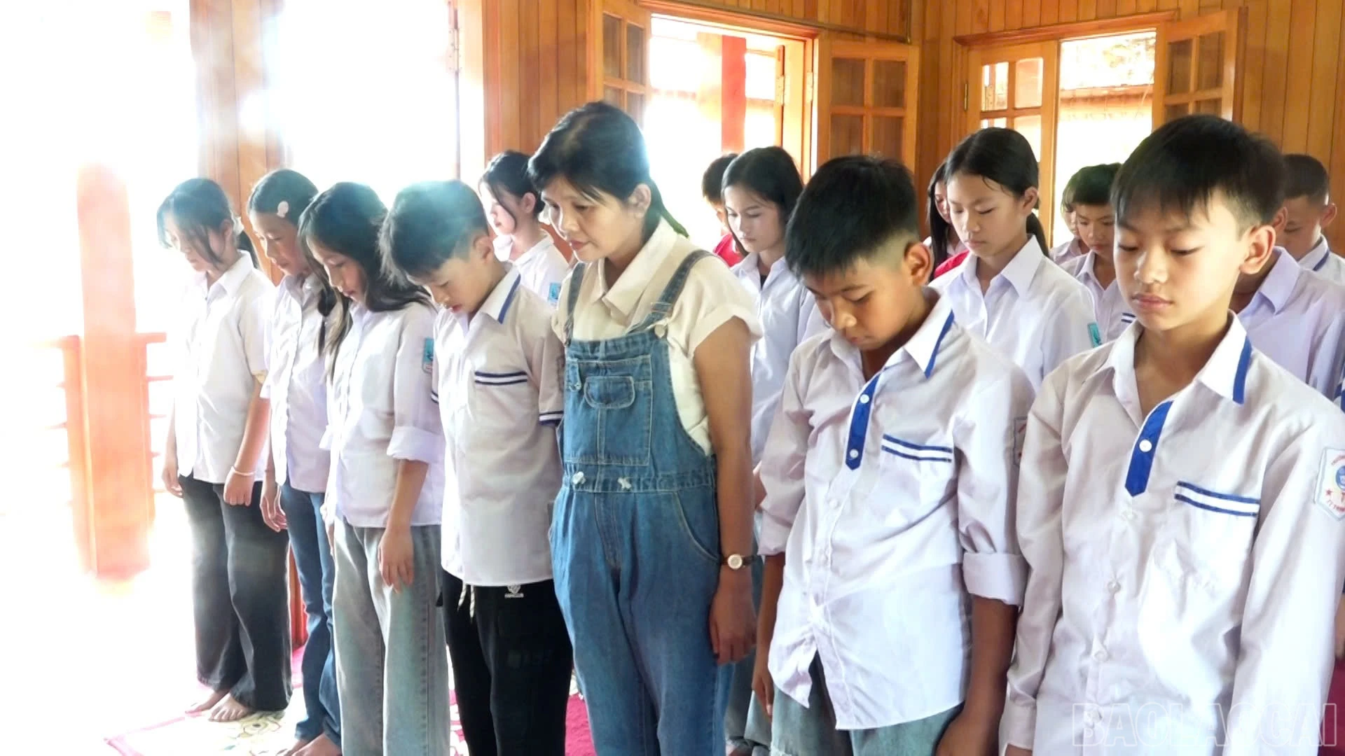 Các em học sinh viếng Bác.