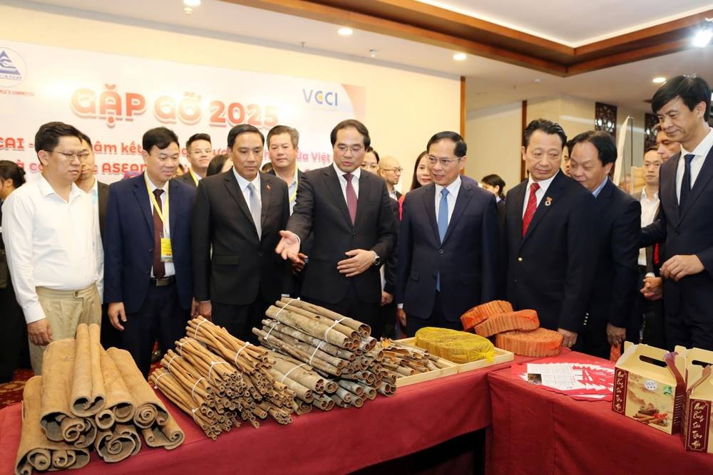 Lào Cai chào đón các nhà đầu tư trong và ngoài nước đến nghiên cứu, tìm hiểu hợp tác đầu tư.