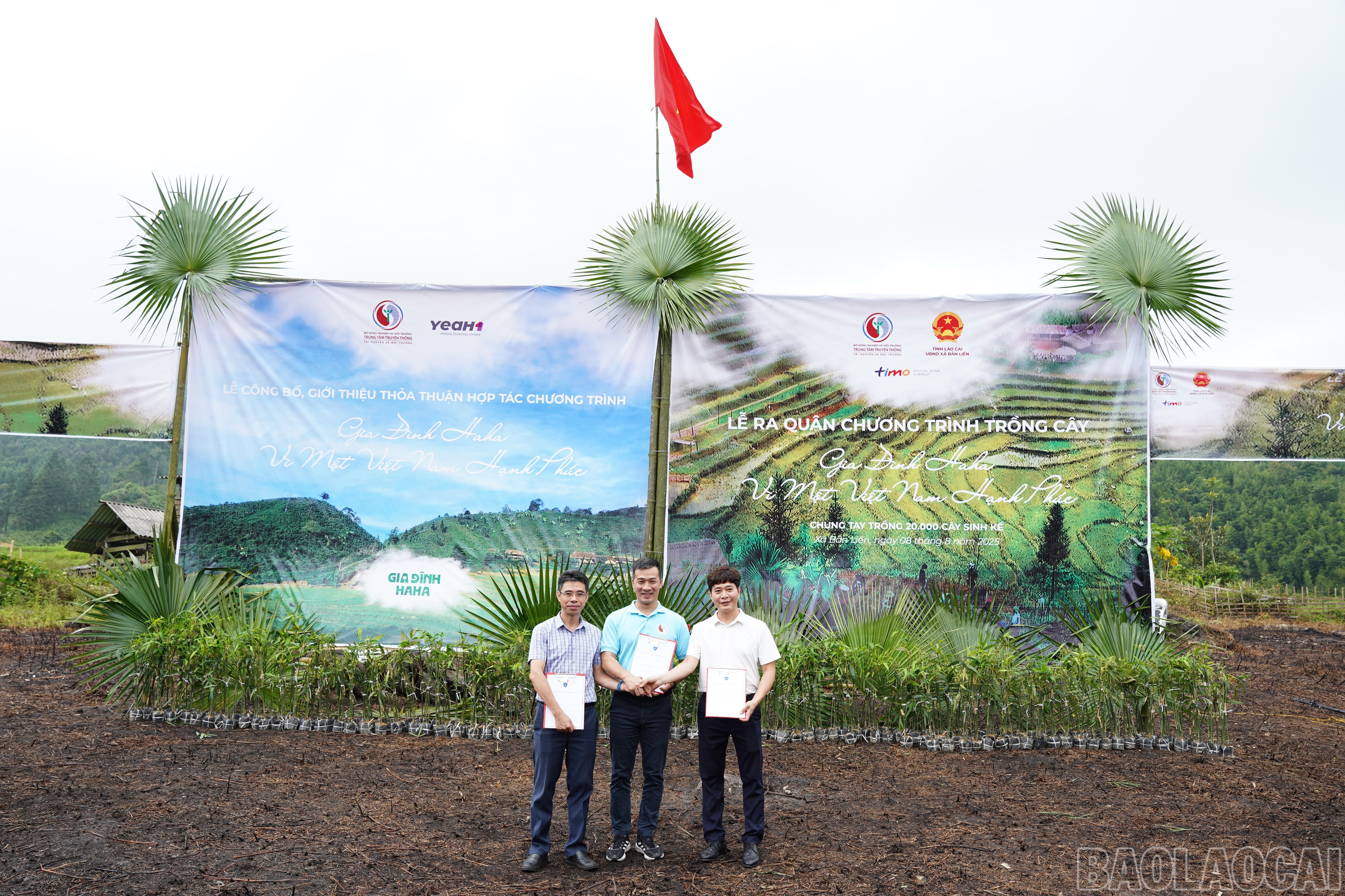 Trao giấy khen cho các tập thể, cá nhân tích cực trong việc quảng bá hình ảnh, du lịch địa phương. baolaocai-br_2.jpg