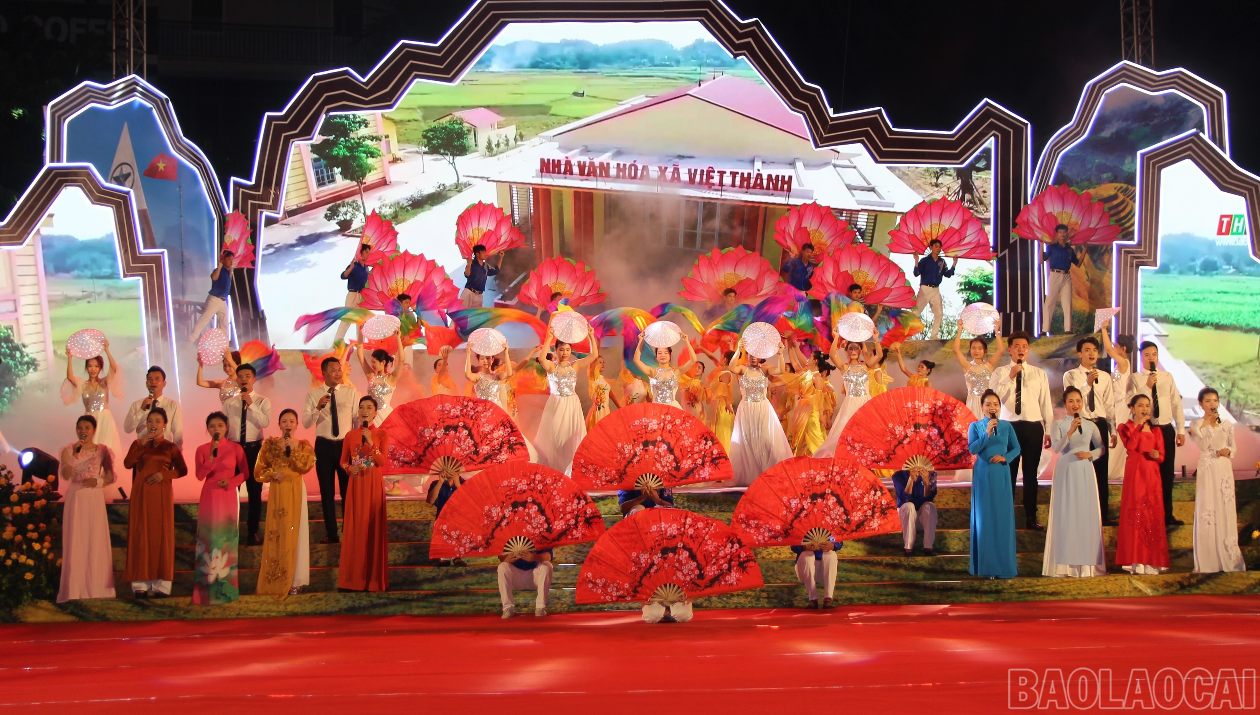 Chương trình quy tụ hơn 300 người tham gia biểu diễn. baolaocai-br_2.jpg