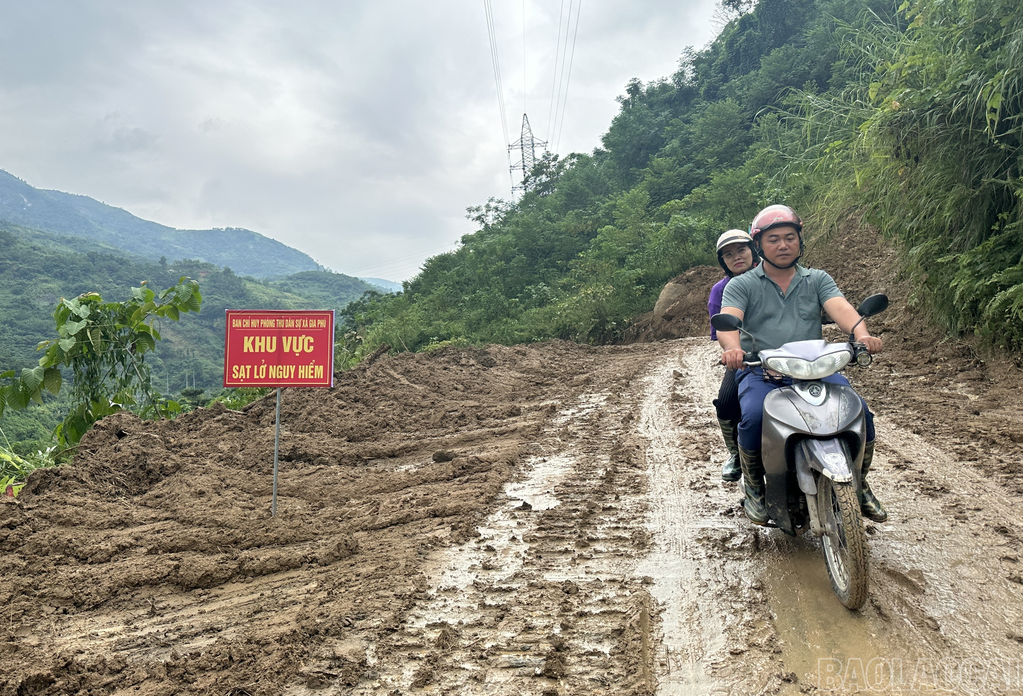 Giao thông đã được thông tạm thời, có thể di chuyển bằng xe máy. baolaocai-br_8.jpg