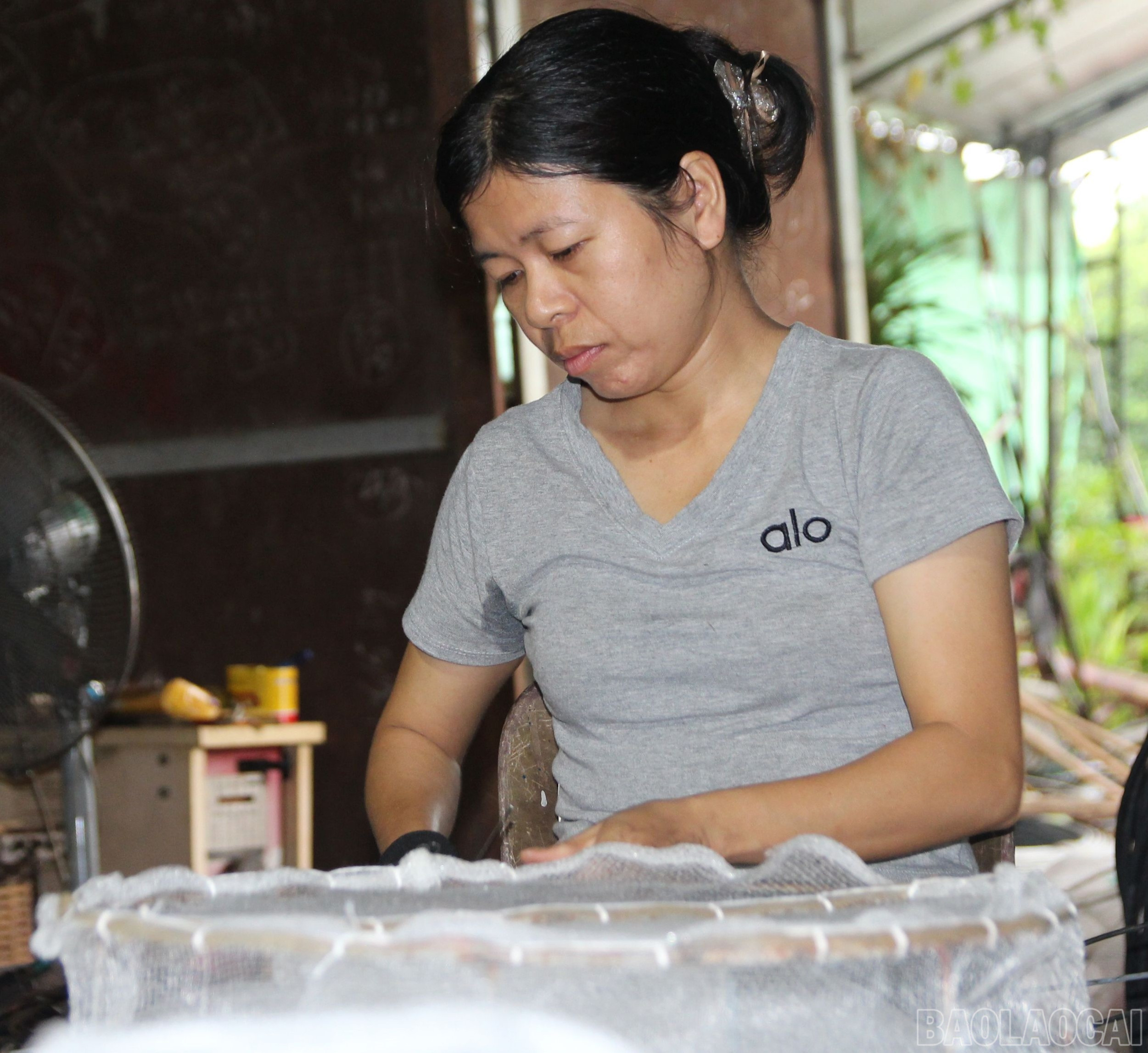 Trong căn nhà nổi dập dềnh bên hồ, chị Nguyễn Thị Chung vừa nhanh tay khâu khung lưới đựng cá cho thuyền hàng vừa trò chuyện “Ngày nào tôi cũng ở bến, sáng may túi, chiều giao hàng. Có hôm hàng nhiều, làm không kịp”. Hai vợ chồng chị Chung đã gắn bó với bến Tân Minh gần 20 năm. Dù lênh đênh trong căn nhà nổi chòng chành bên hồ nhưng chị Chung vẫn luôn vui vẻ với cuộc mưu sinh: “Được ngắm hồ mỗi ngày, được sống với nghề, là niềm vui nhưng cũng giúp gia đình tôi có thu nhập, trang trải cuộc sống và lo cho con út đang tuổi đi học”. baolaocai-br_6-3177.jpg