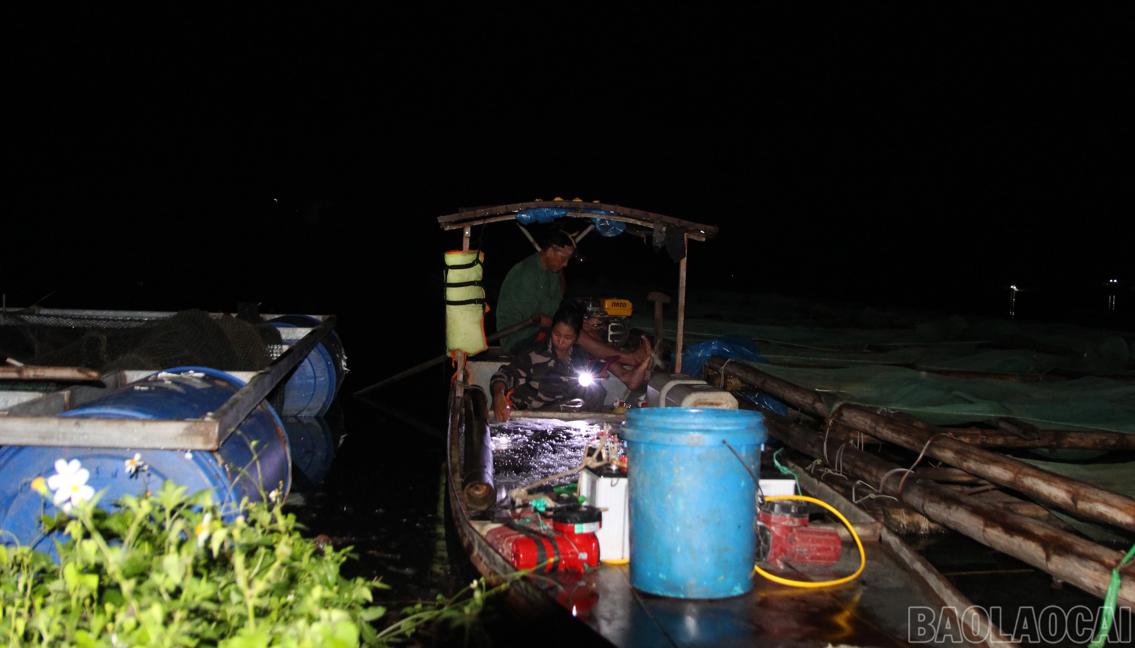 Khi trời còn mờ tối, chỉ có ánh đèn pin loang loáng ánh bạc trên mặt nước - tín hiệu quen thuộc của một ngày mới, ông Hưng cùng vợ là bà Nga bắt đầu công việc. Có lẽ, họ là những người dậy sớm nhất ở bến Tân Minh.