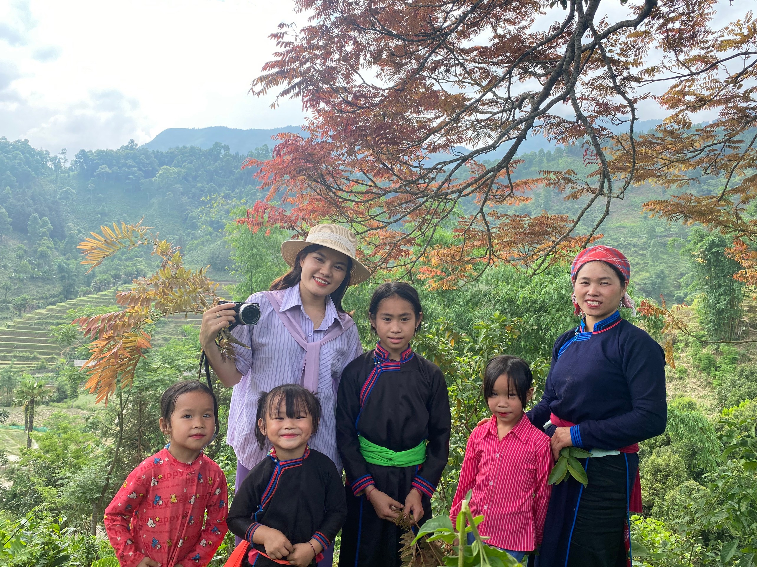 ພະນັກງານທ່ອງທ່ຽວບ້ານລຽນຕ້ອນຮັບແຂກດ້ວຍຮອຍຍິ້ມທີ່ເປັນມິດ. cay-la-do-tro-thanh-diem-check-in-tuyet-dep.jpg