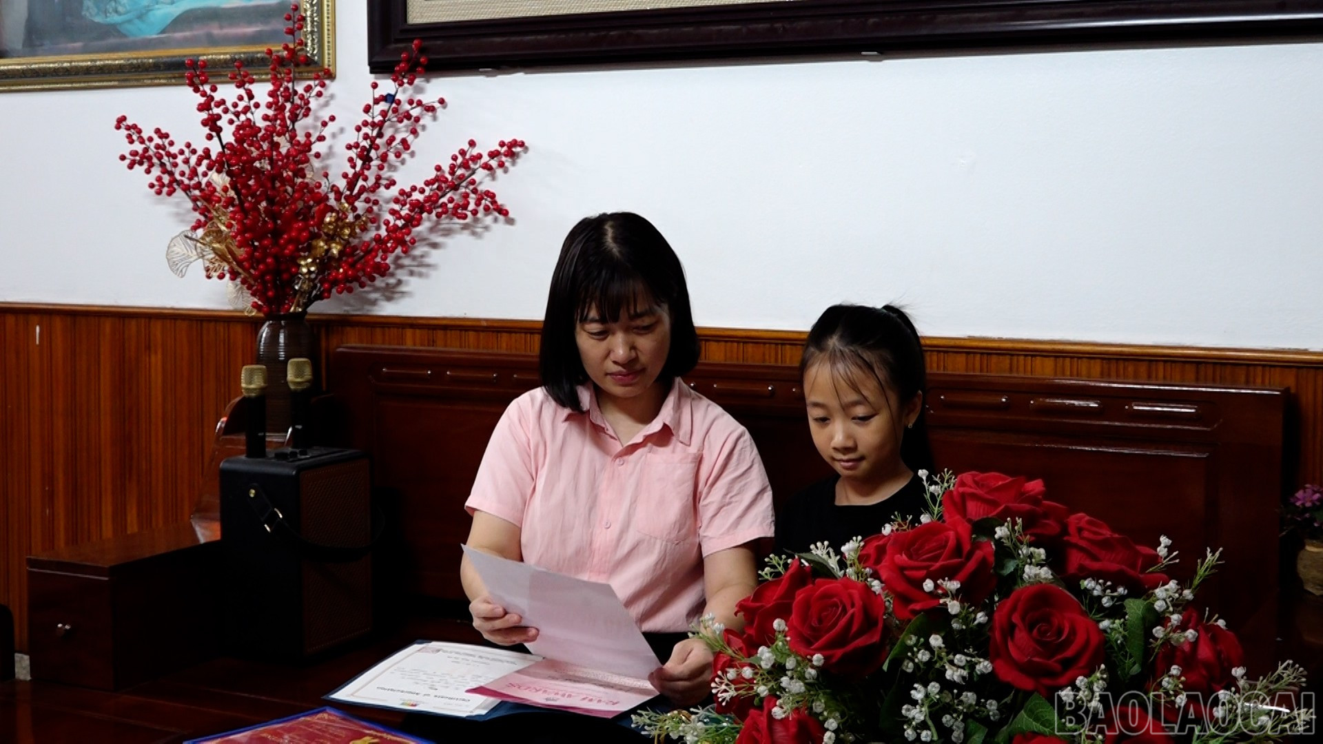 Ngọc Trà cùng mẹ xem lại các giấy khen, chứng nhận thành tích. baolaocai-br_5.jpg