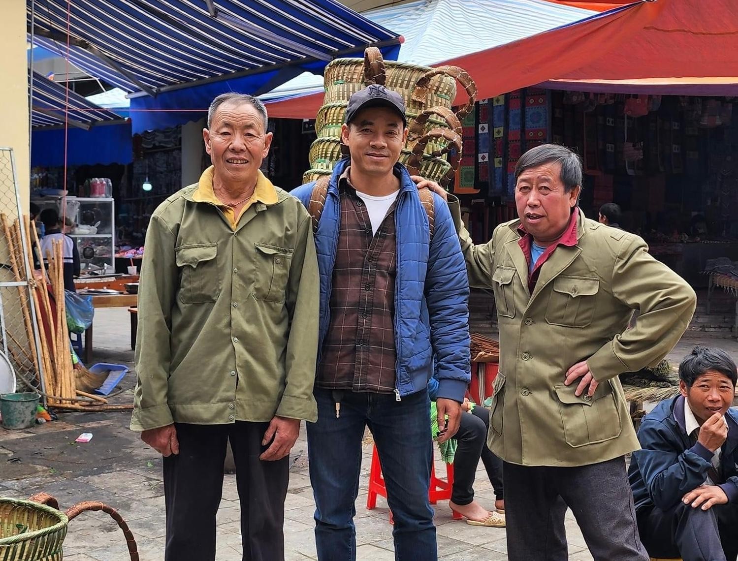 ທ່ານ ຮ່ວາງຈຸງ ໄດ້ຊື້ບັນທຸກໄມ້ໄຜ່ມາມອບໃຫ້ປະຊາຊົນ. img-5904-6588.jpg