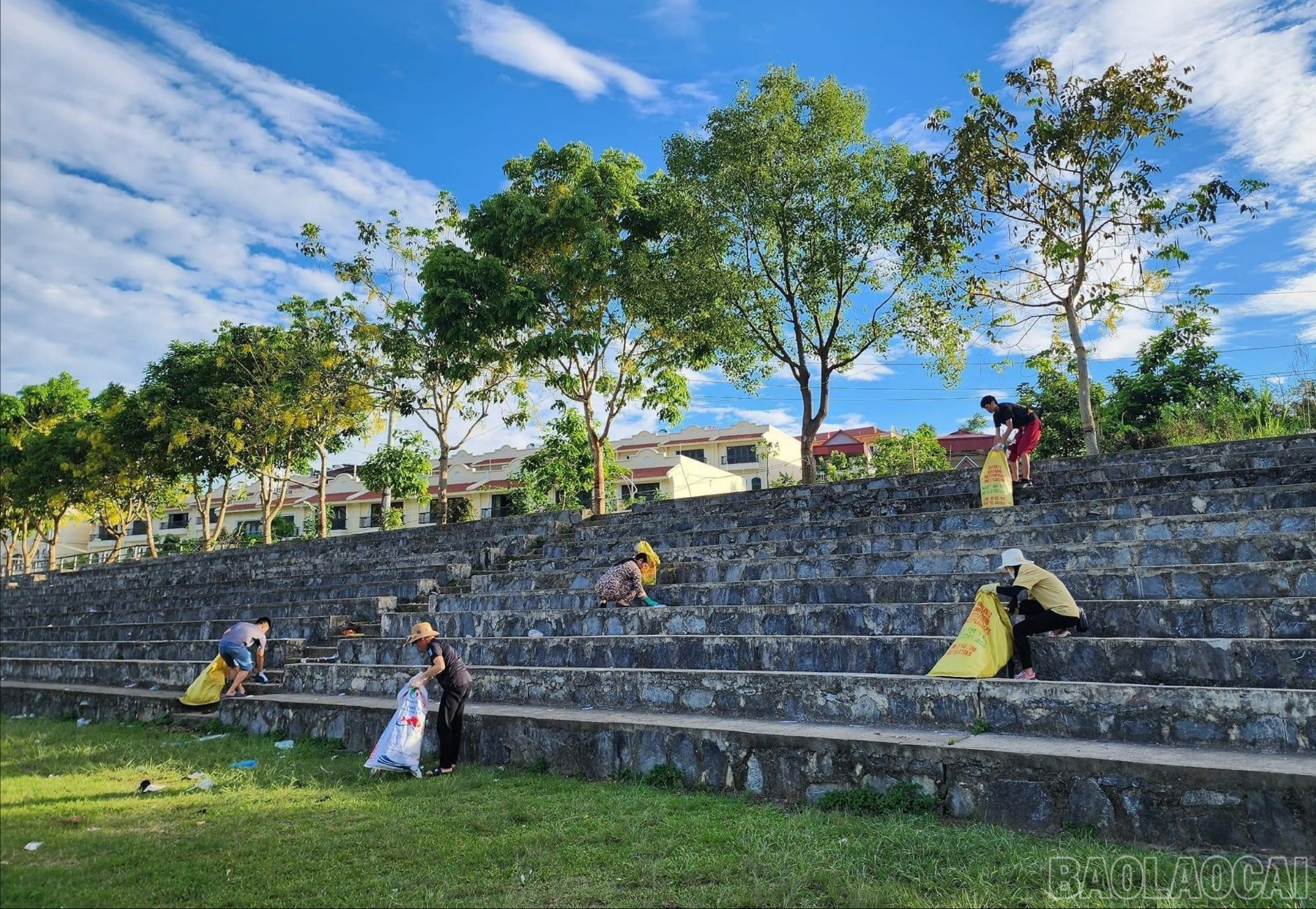 ສະໂມສອນທ່ອງທ່ຽວ ບັກຮ່າ ໄດ້ຮ່ວມມືກັບນັກສຶກສາ ແລະ ປະຊາຊົນທ້ອງຖິ່ນເກັບຂີ້ເຫຍື້ອ ພາຍຫຼັງງານບຸນແຂ່ງມ້າ. baolaocai-br_img-3050-1480-9969.jpg